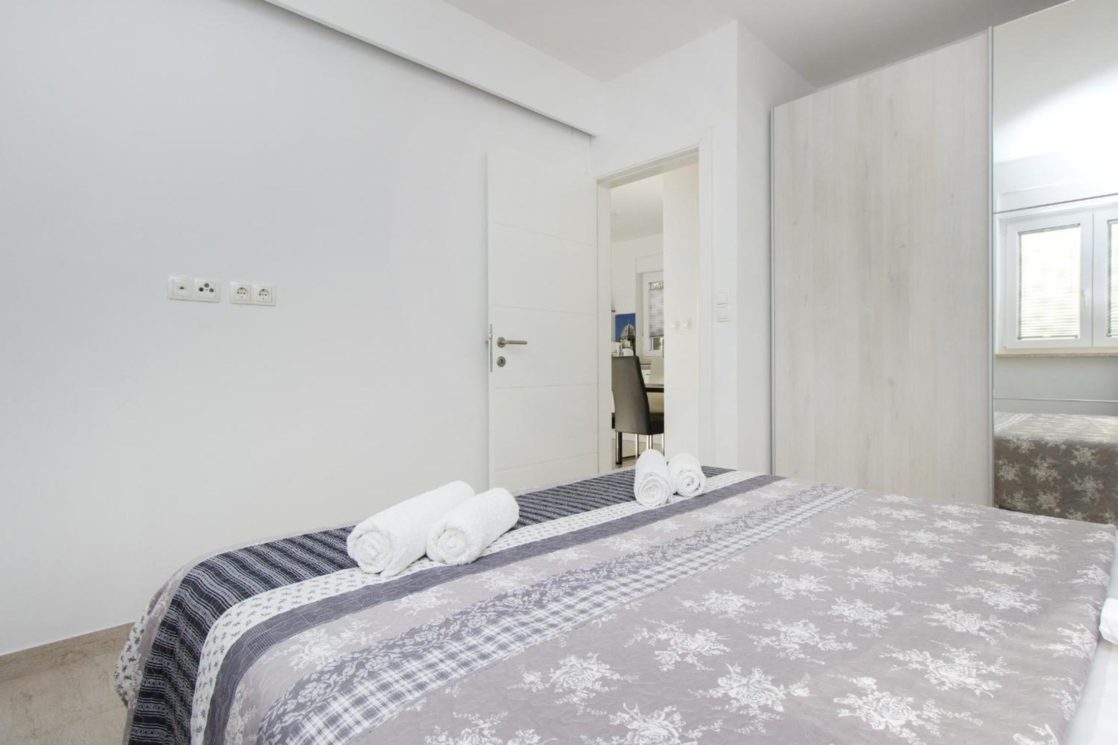 One-Bedroom Apartment photo 1