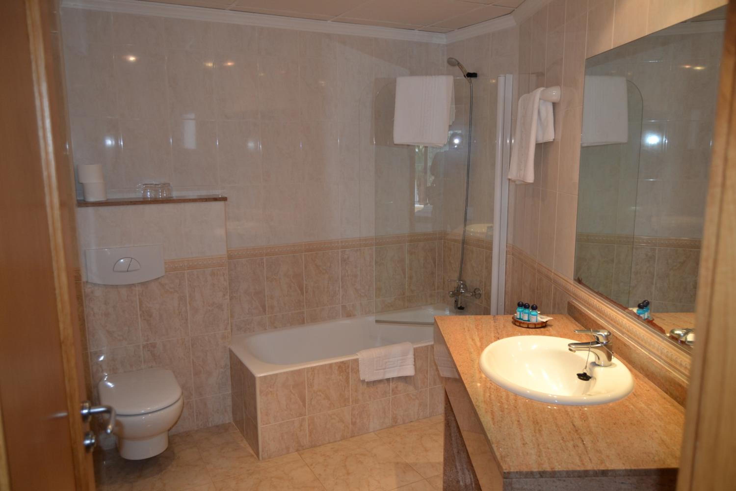 Double Room with Extra Bed (3 Adults) - Photo 2