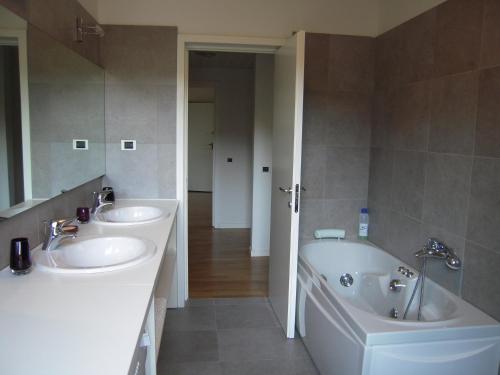 Two-Bedroom Apartment with Balcony (4 Adults) photo 3