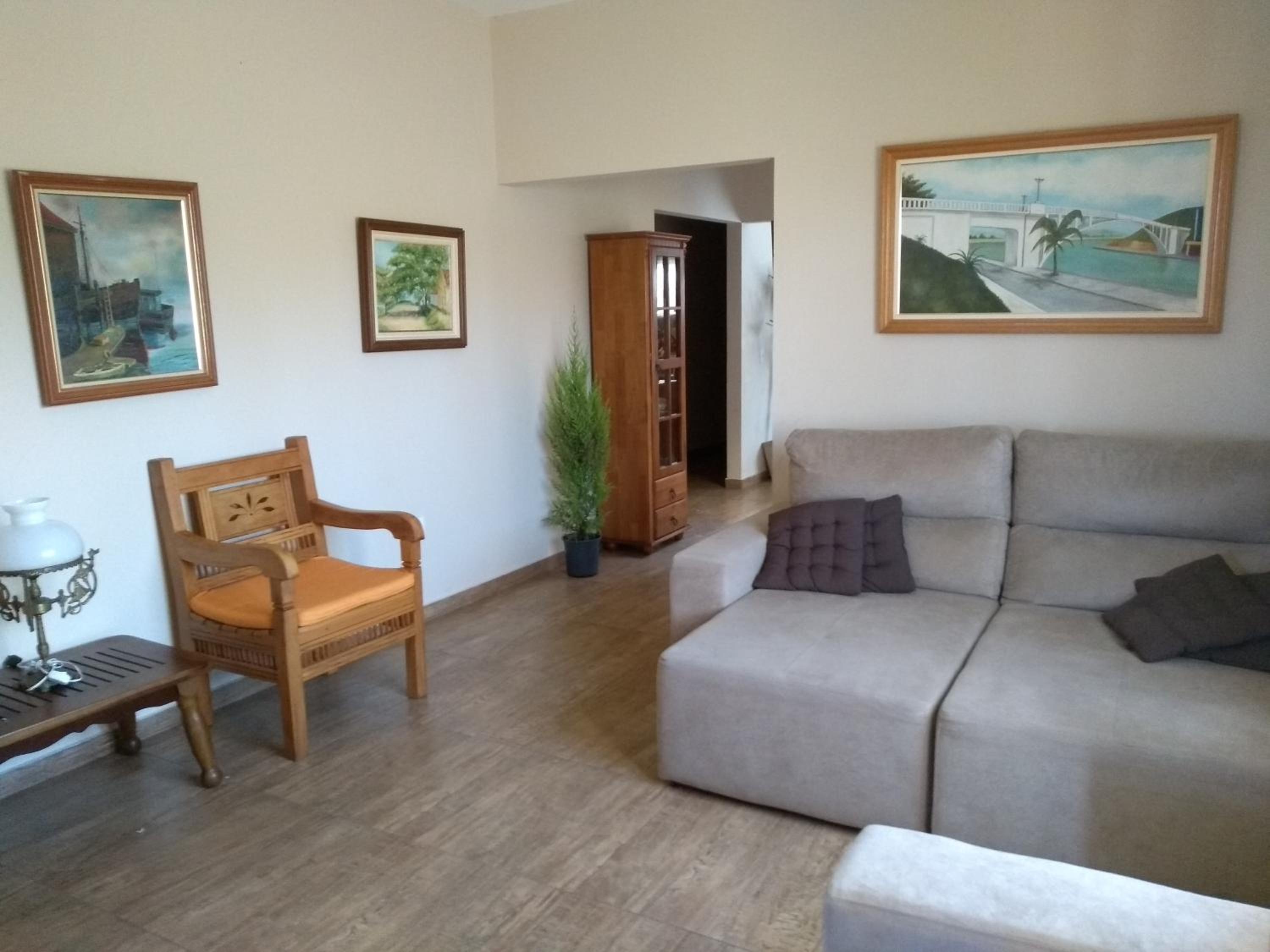 Five-Bedroom House photo 2