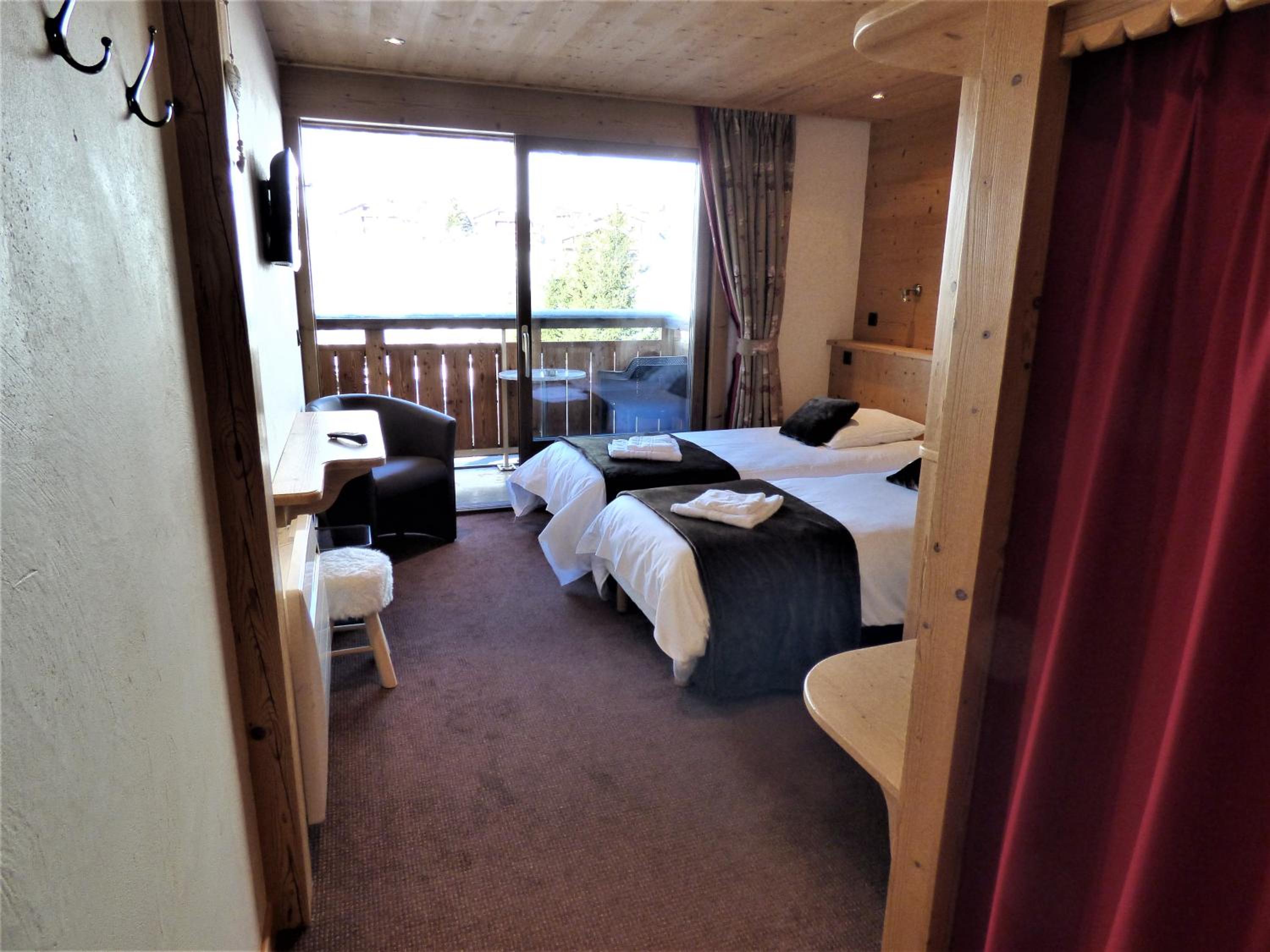 Double or Twin Room with Mountain View photo 3