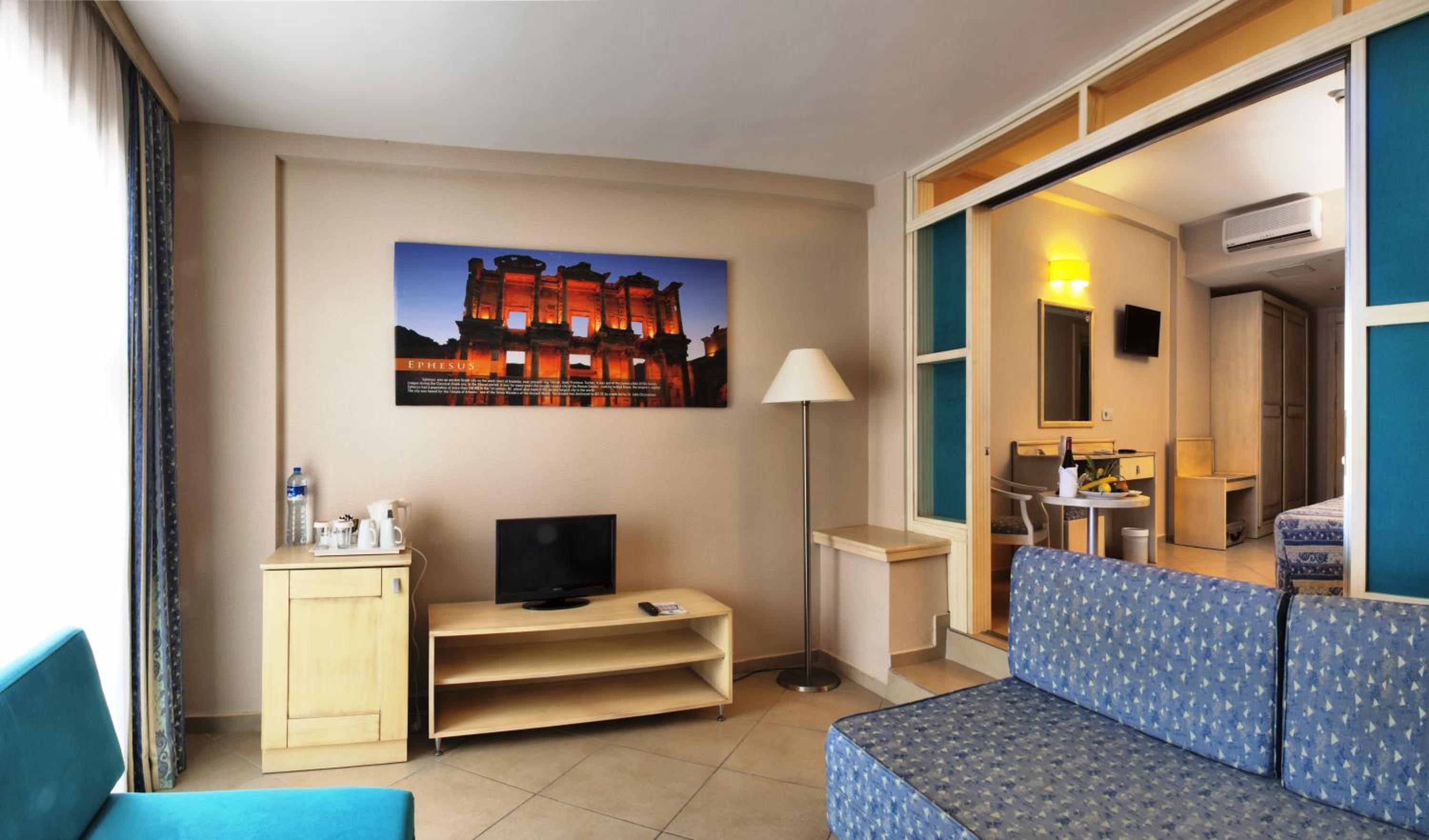 Family Pool Suite (2 Adults + 2 Children)