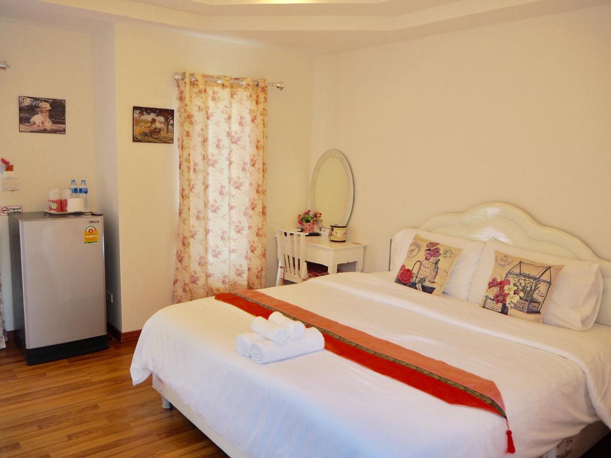 Deluxe Room (2 Adults + 1 Child) - Photo 1