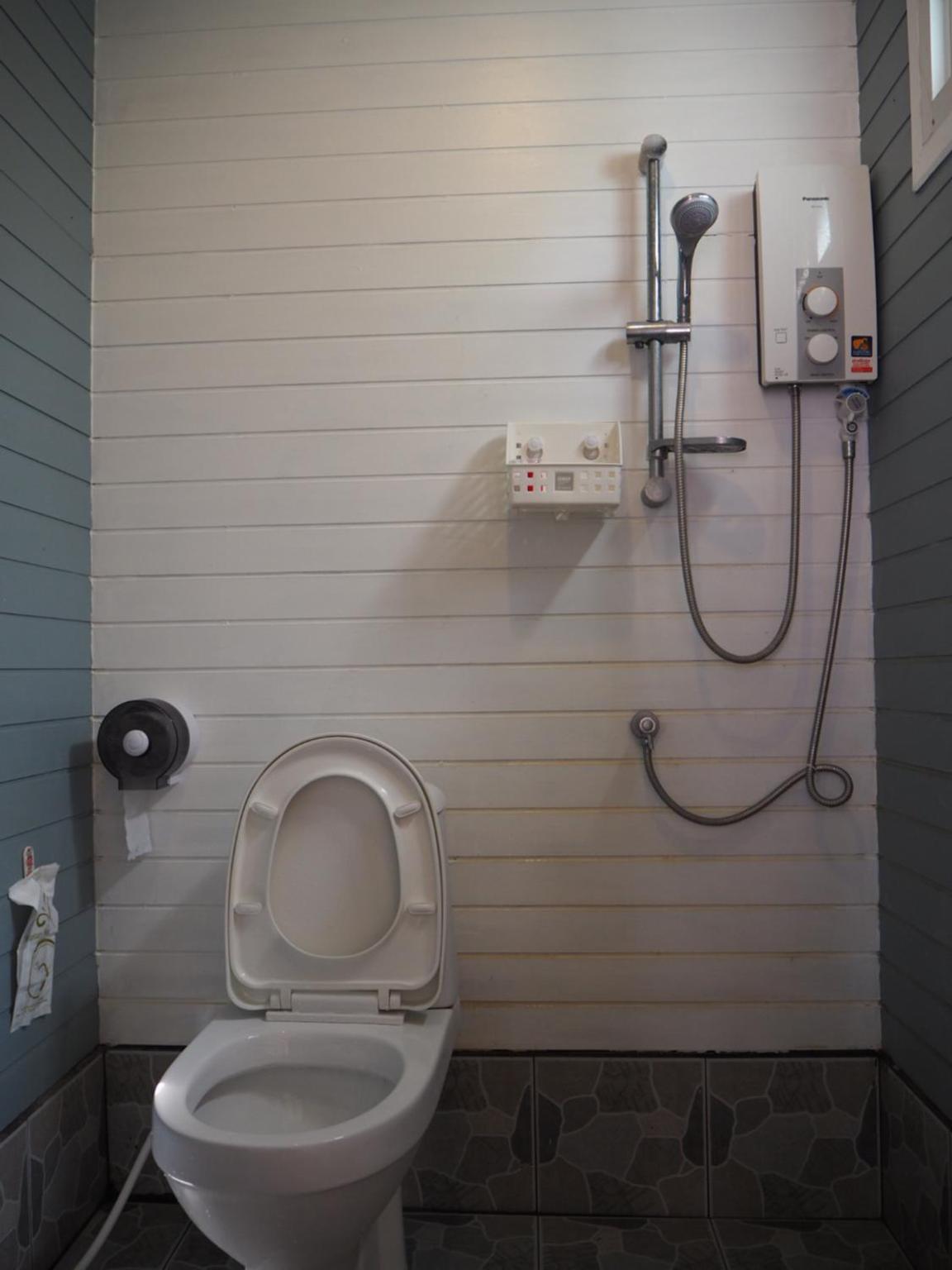 Deluxe Room (2 Adults + 1 Child) - Photo 5