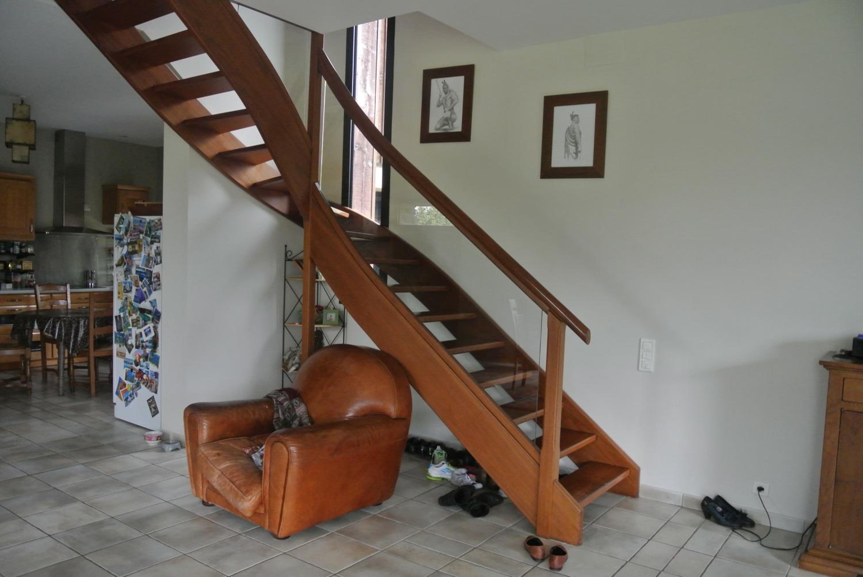 Six-Bedroom House photo 3