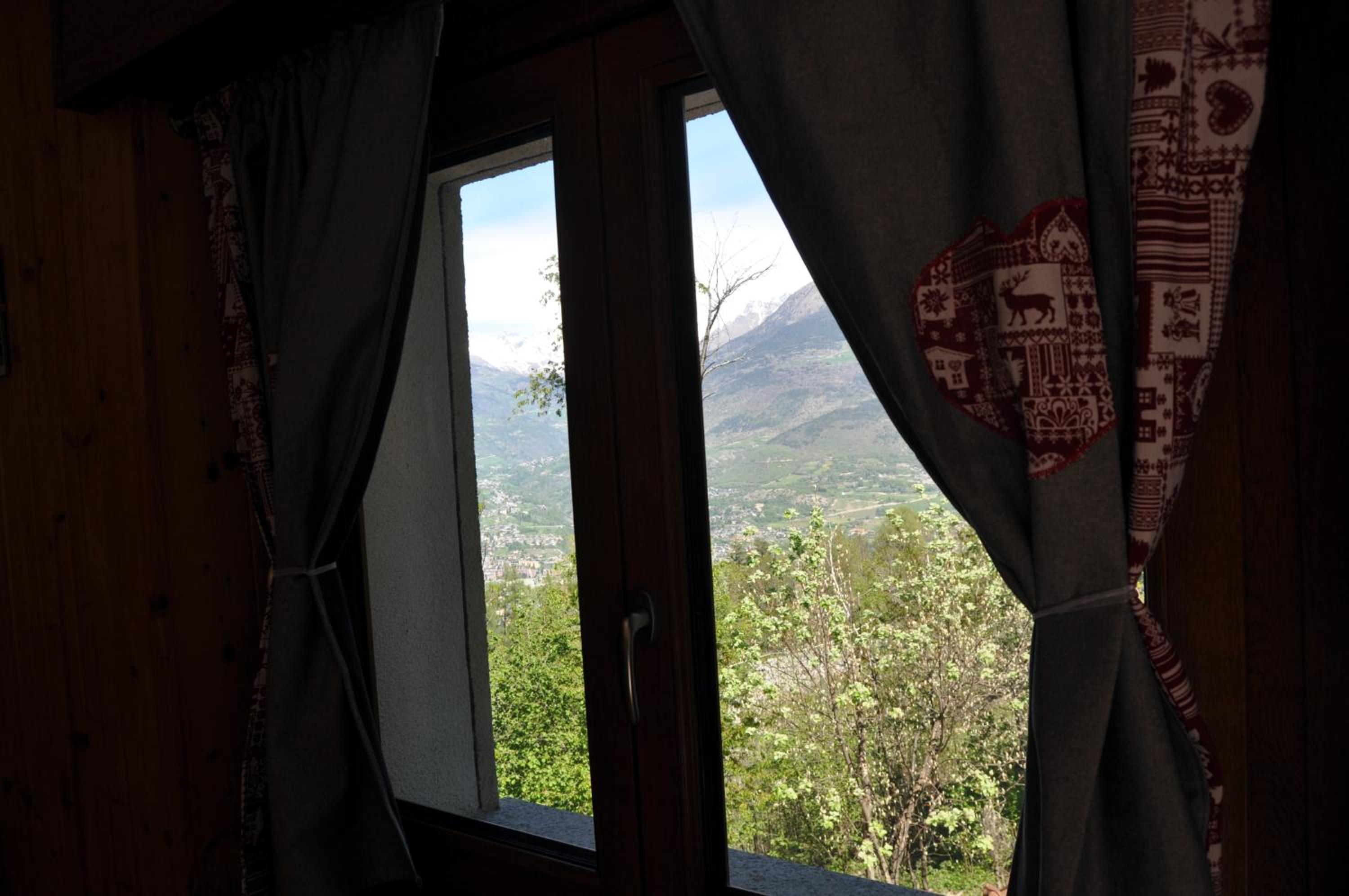 Apartment with Mountain View photo 3