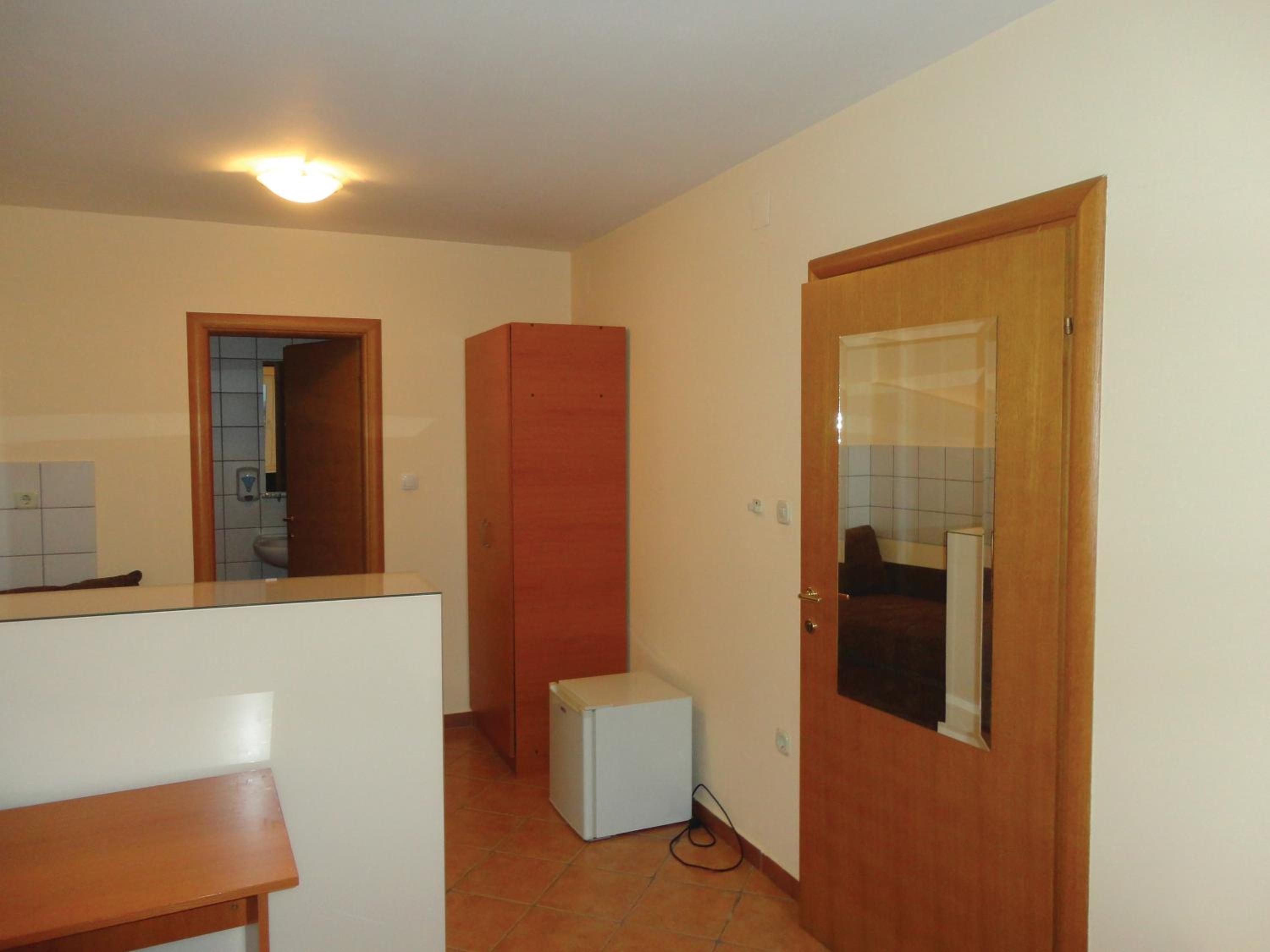 Budget Triple Room - Photo 11
