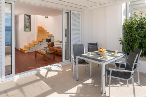 Two-Bedroom Duplex Apartment with Terrace and Sea View photo 3