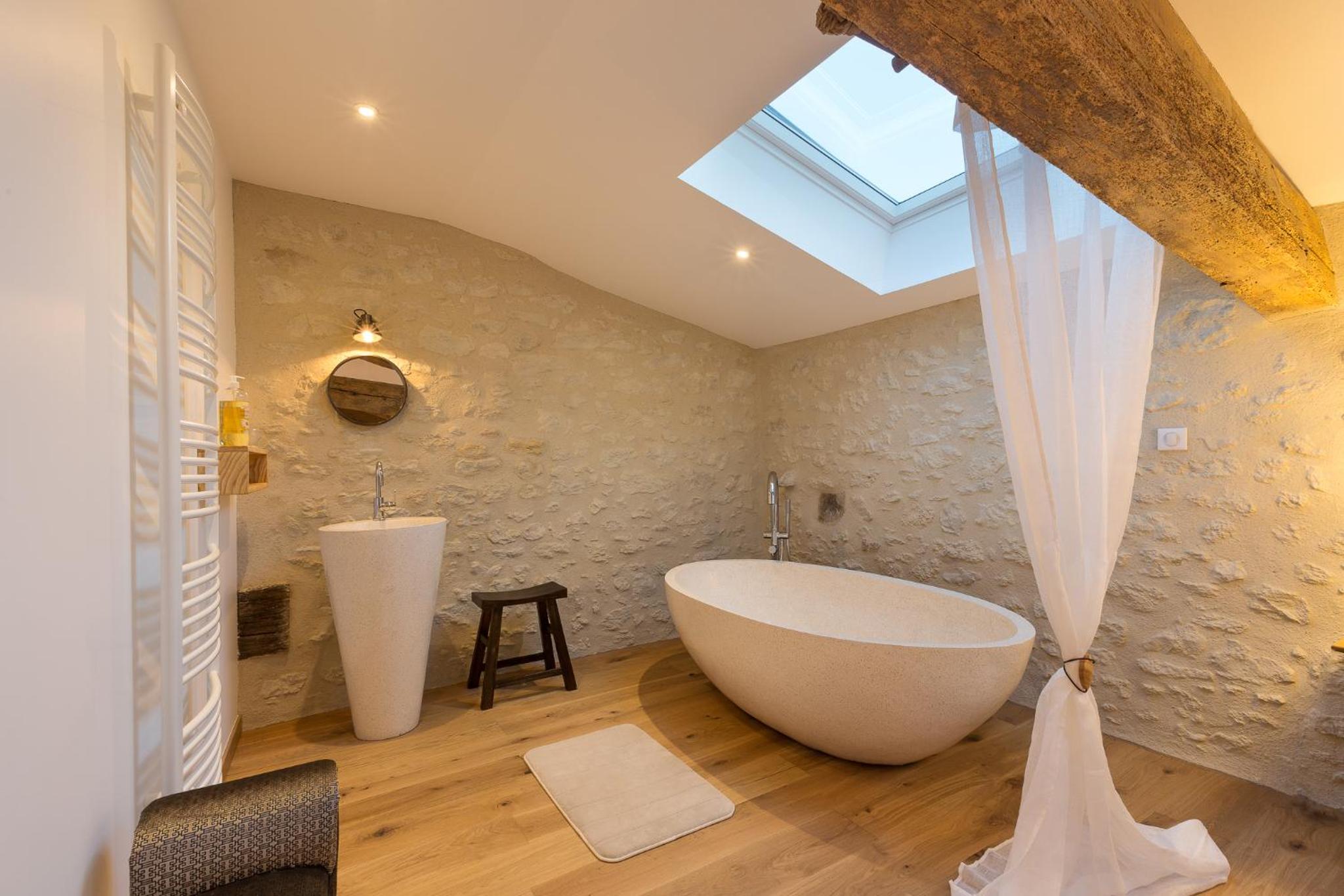 Suite with Spa Access and Bathtub photo 1