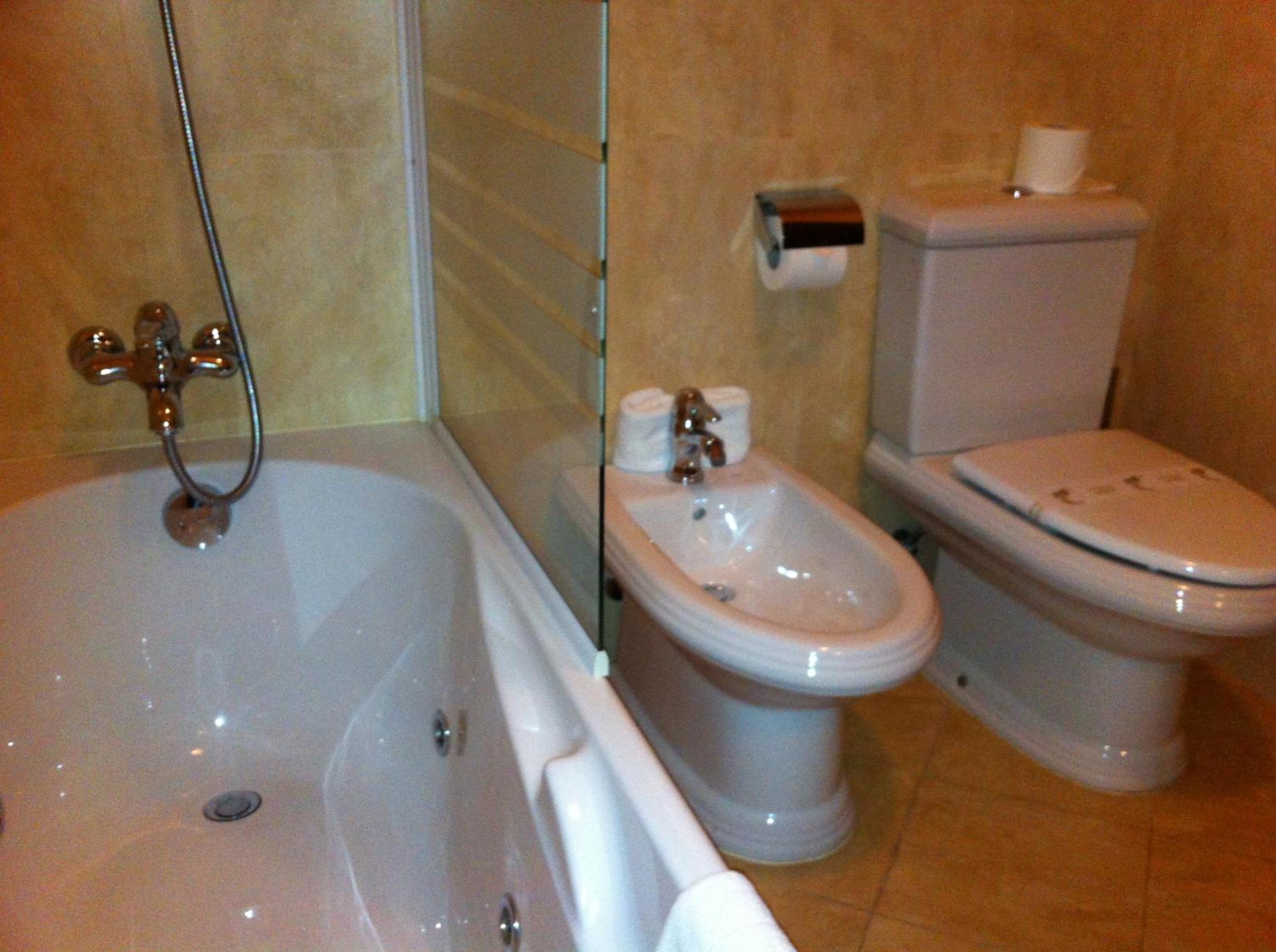 Twin Room - Photo 2