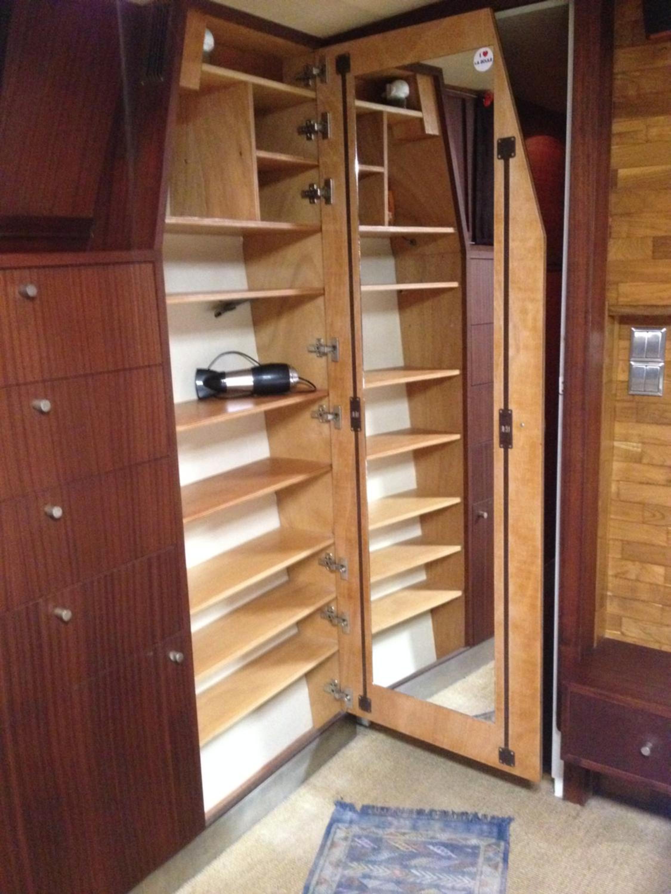One-Cabin Boat - Photo 2