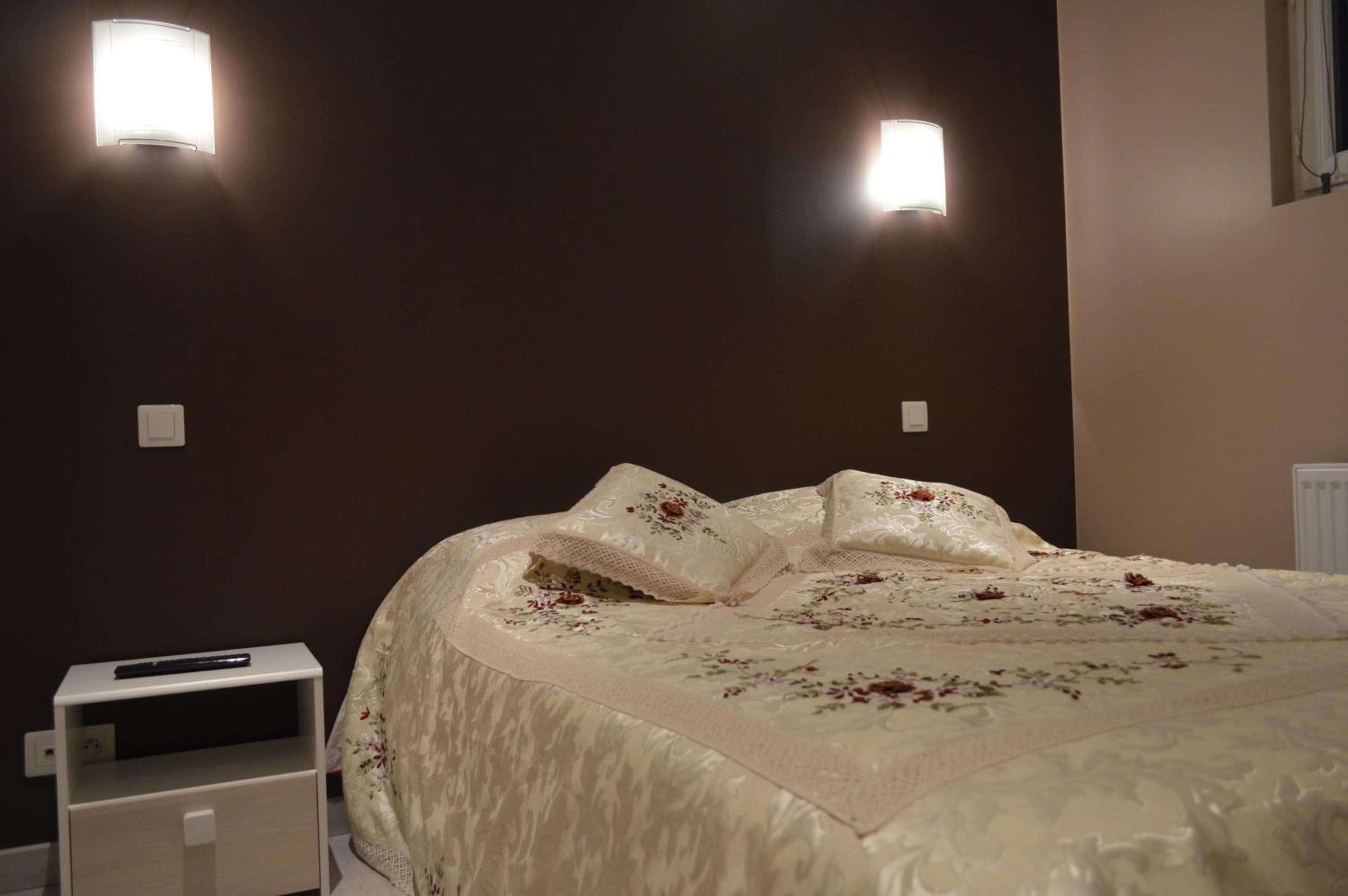 Two Adjacent Double/Twin Room with common bathroom - Stair access only
