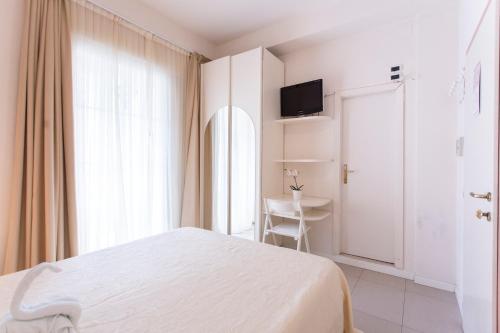 Standard Double or Twin Room - Photo 17