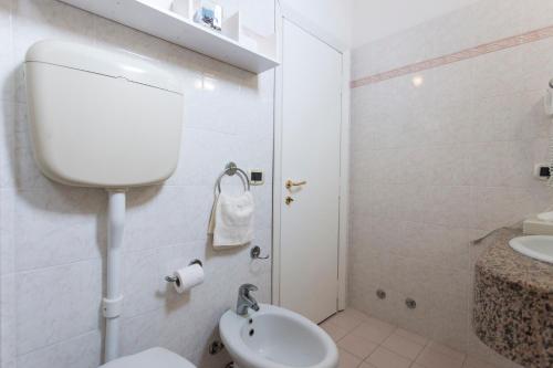 Standard Double or Twin Room - Photo 8