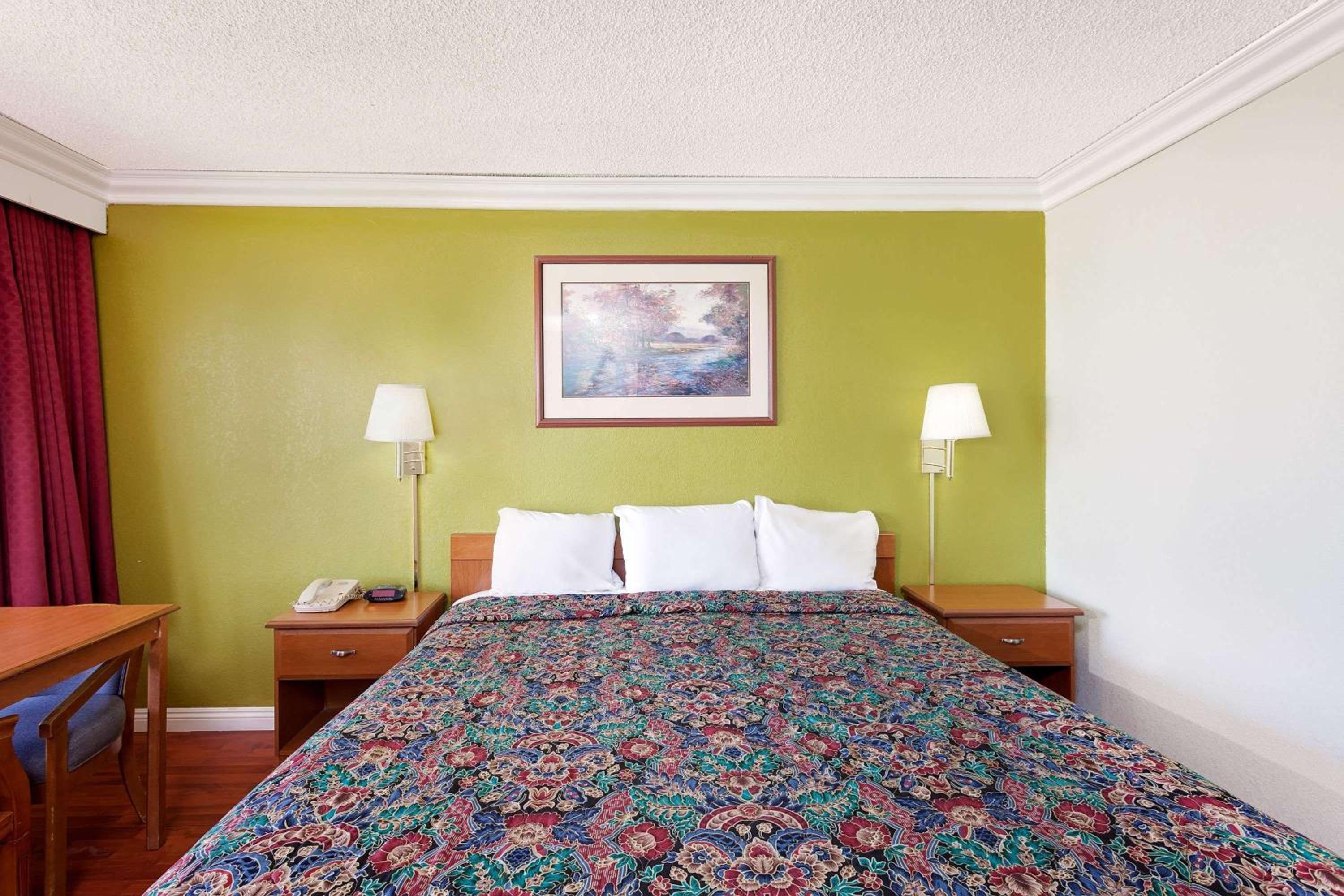 King Room - Non-Smoking photo 2