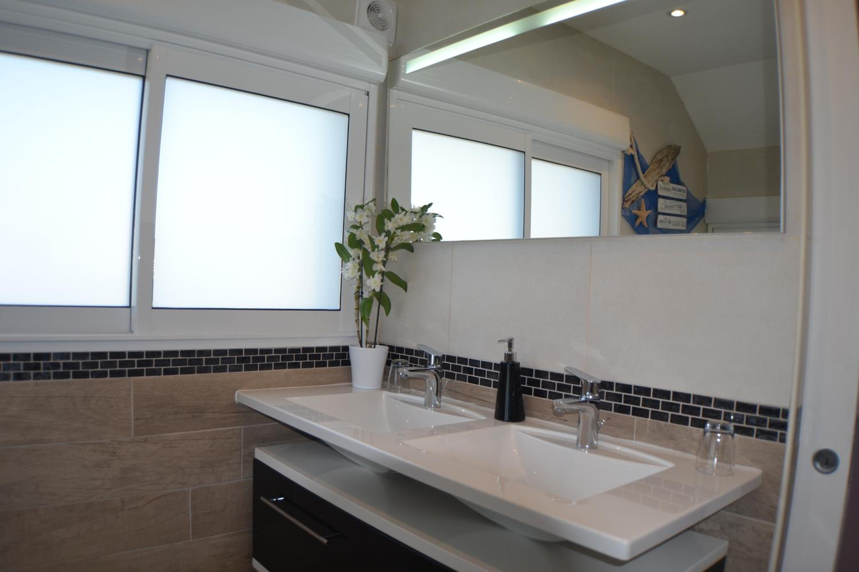 One-Bedroom Suite - No pool access - Photo 9