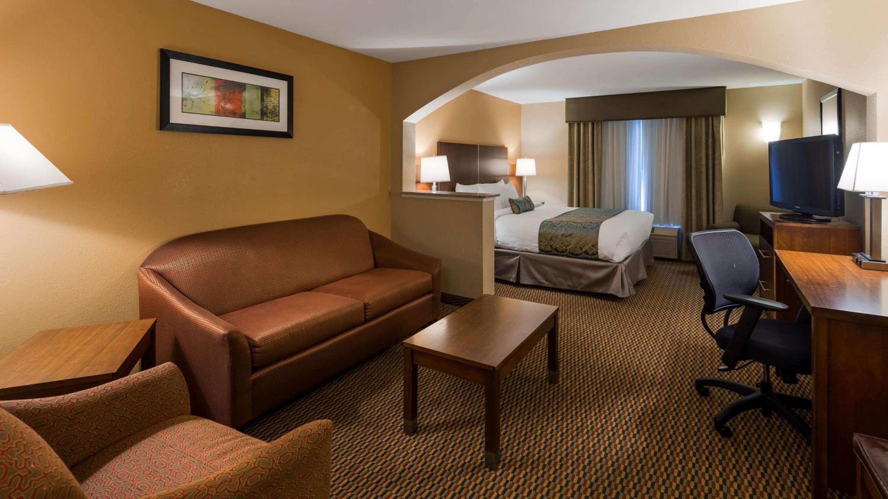 King Suite - Non-Smoking photo 3