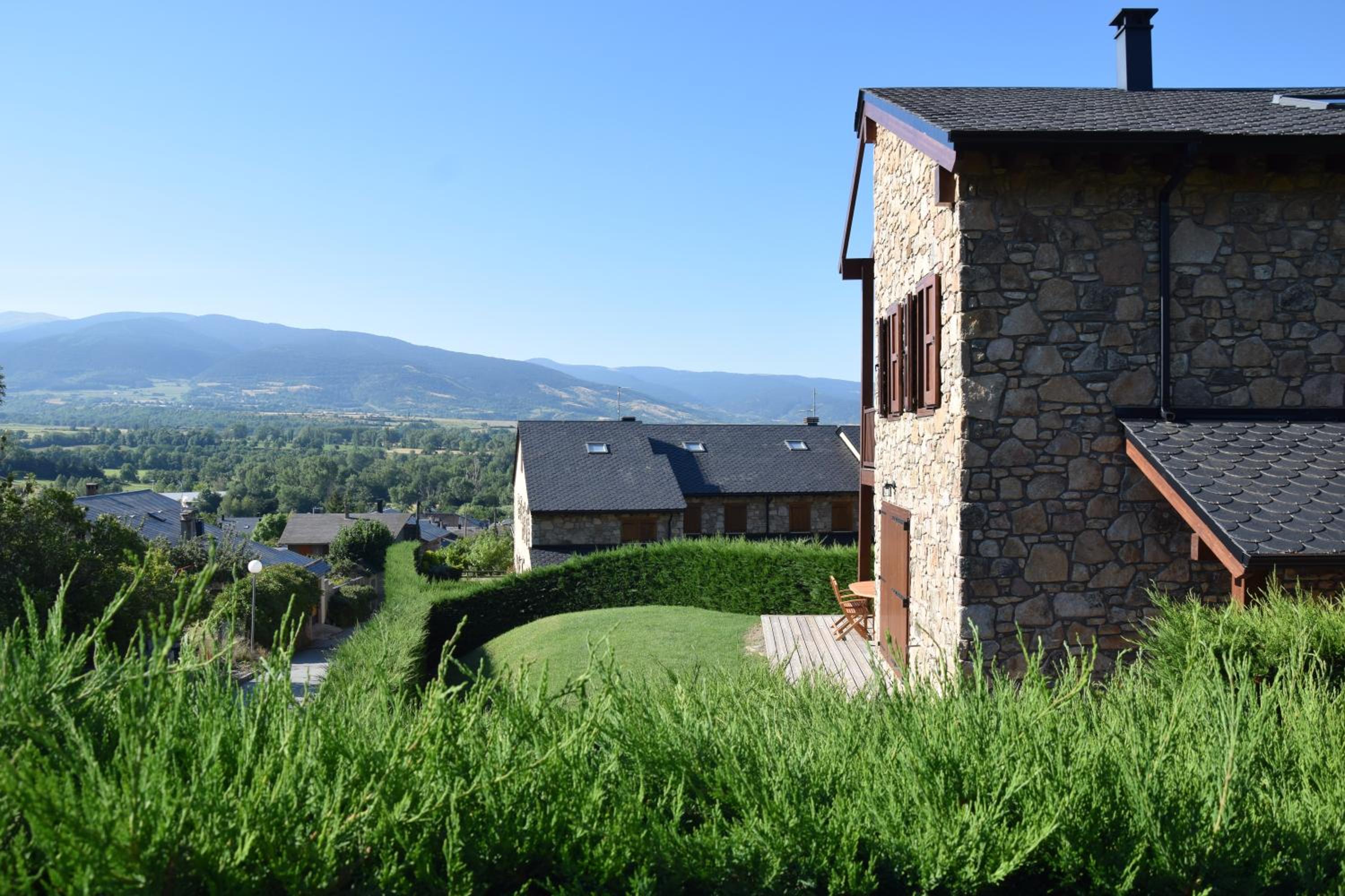 Three-Bedroom House with Mountain Views photo 2