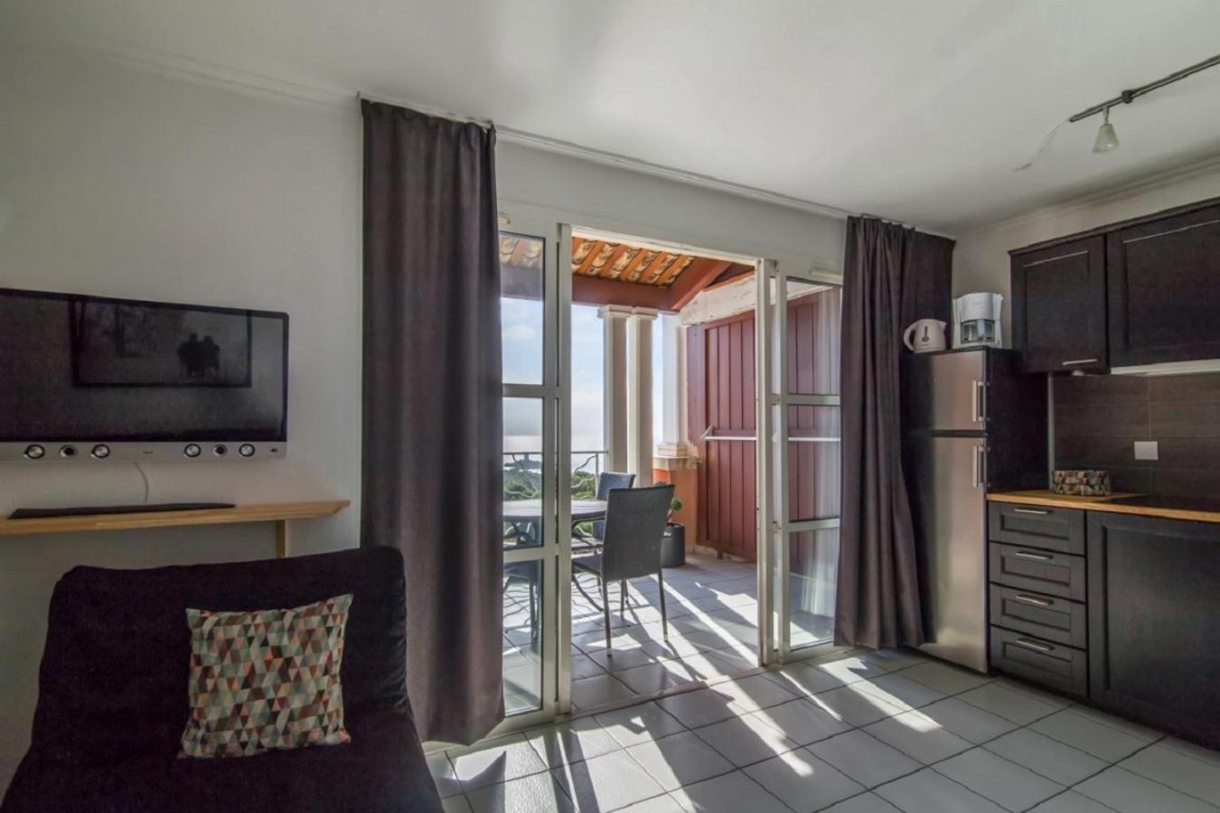 Prestige One-Bedroom Apartment (5 People) photo 2