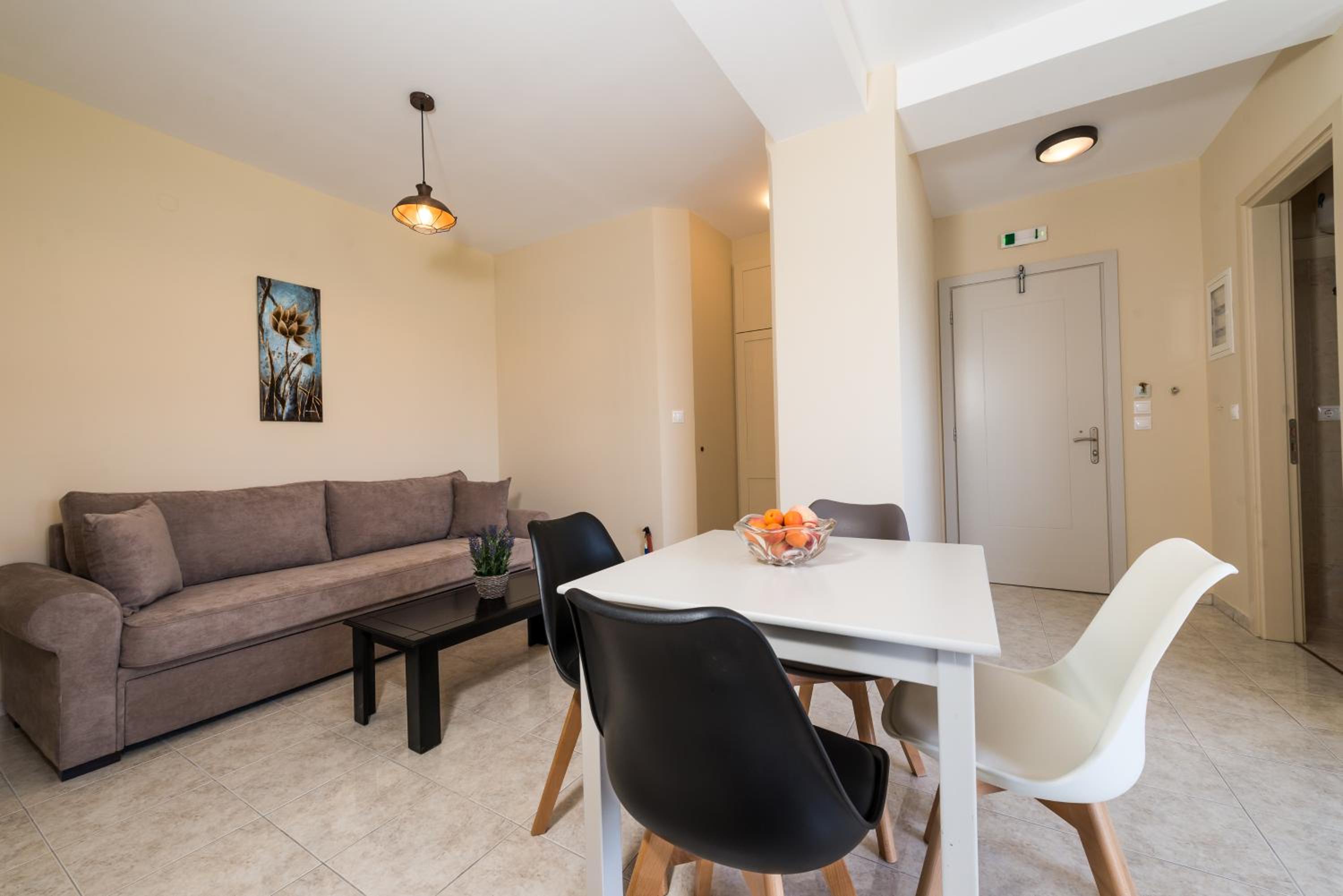 Apartment with Sea View - Photo 5