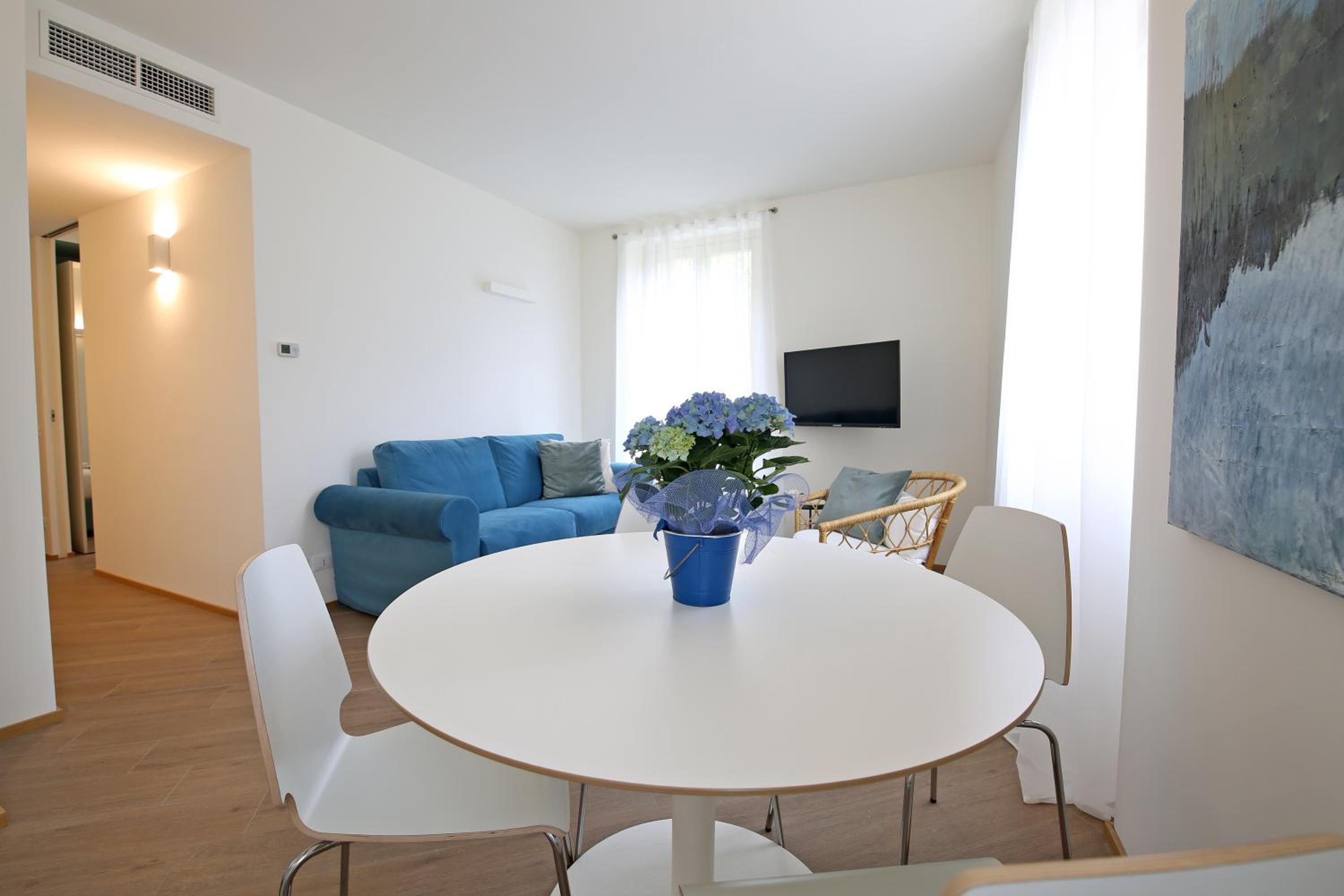 Apartment with Lake View - Photo 10