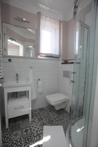 Triple Room with Balcony - Photo 6