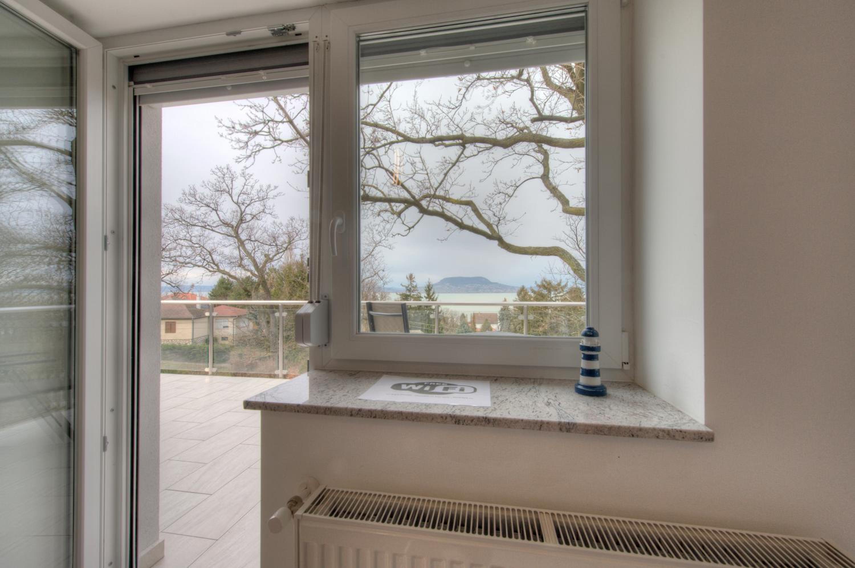 Apartment with Lake View - Photo 5
