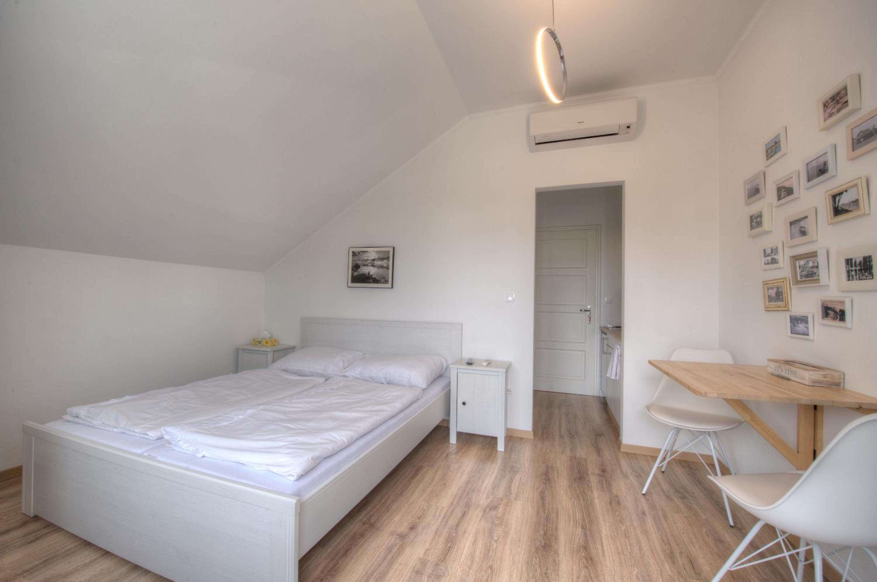 Apartment with Lake View - Photo 6