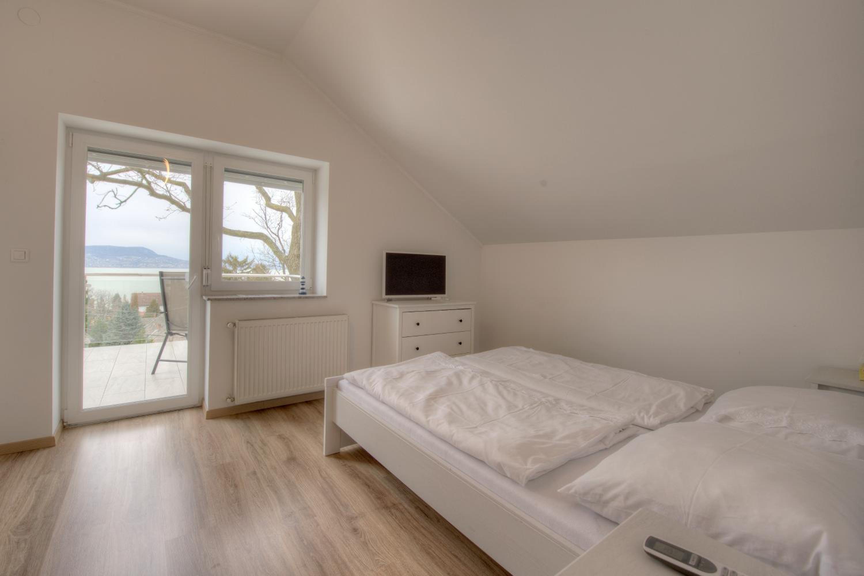 Apartment with Lake View - Photo 8