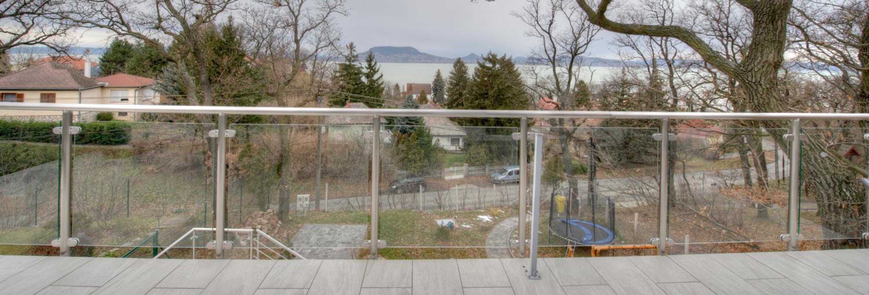 Apartment with Lake View - Photo 9