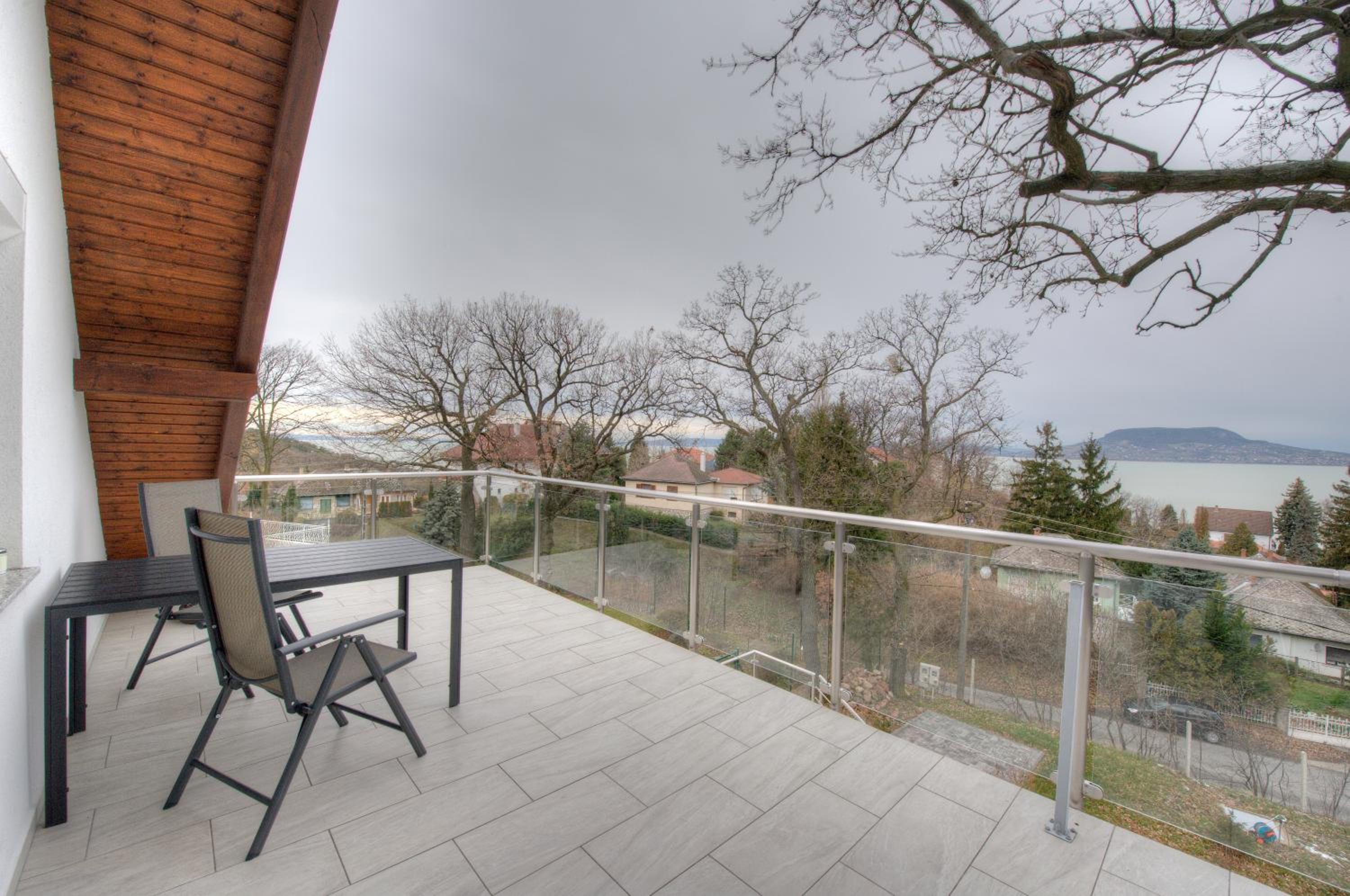 Apartment with Lake View - Photo 10