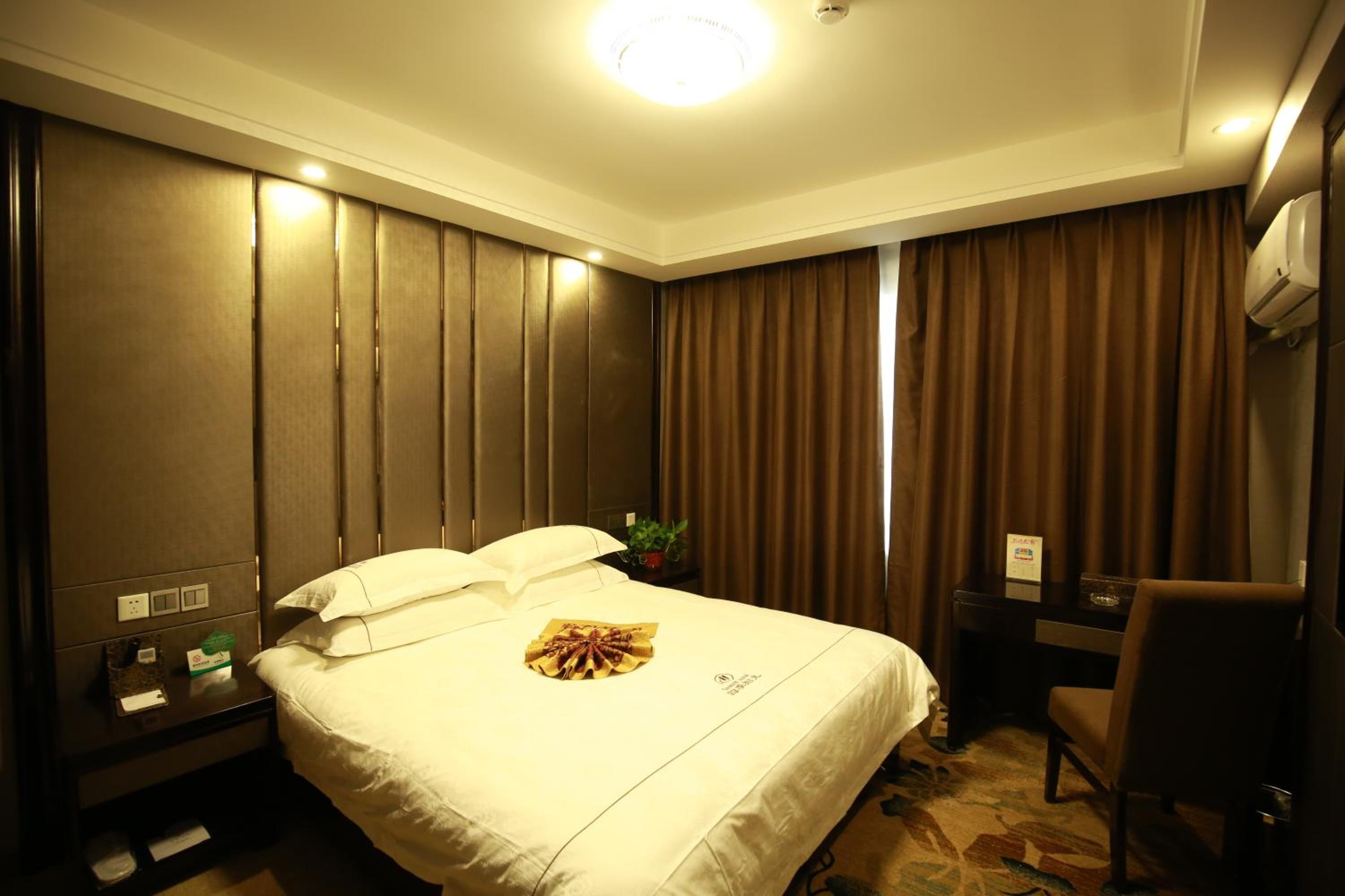 Standard Queen Room photo 2