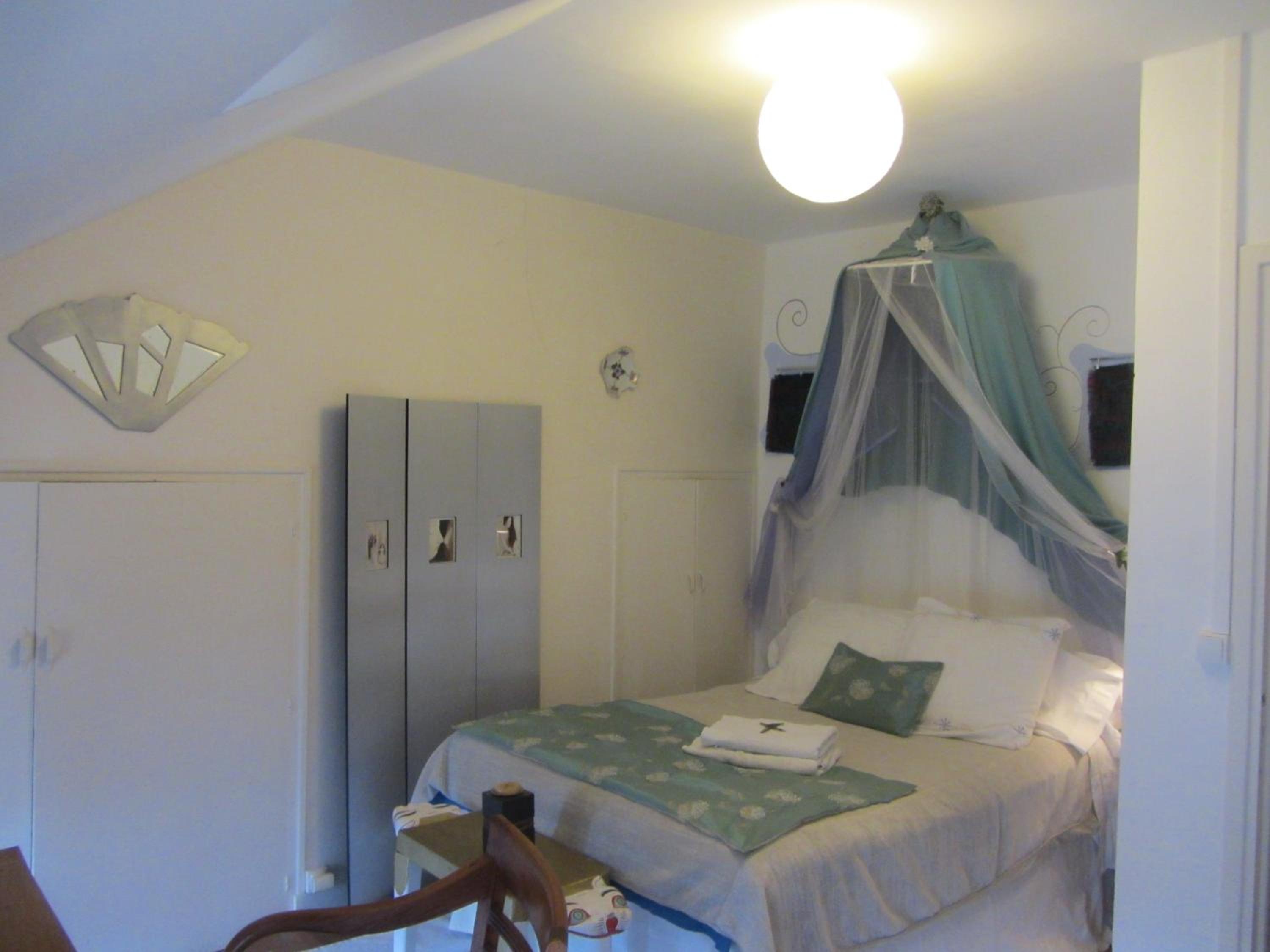 Double Room with Shared Bathroom photo 3