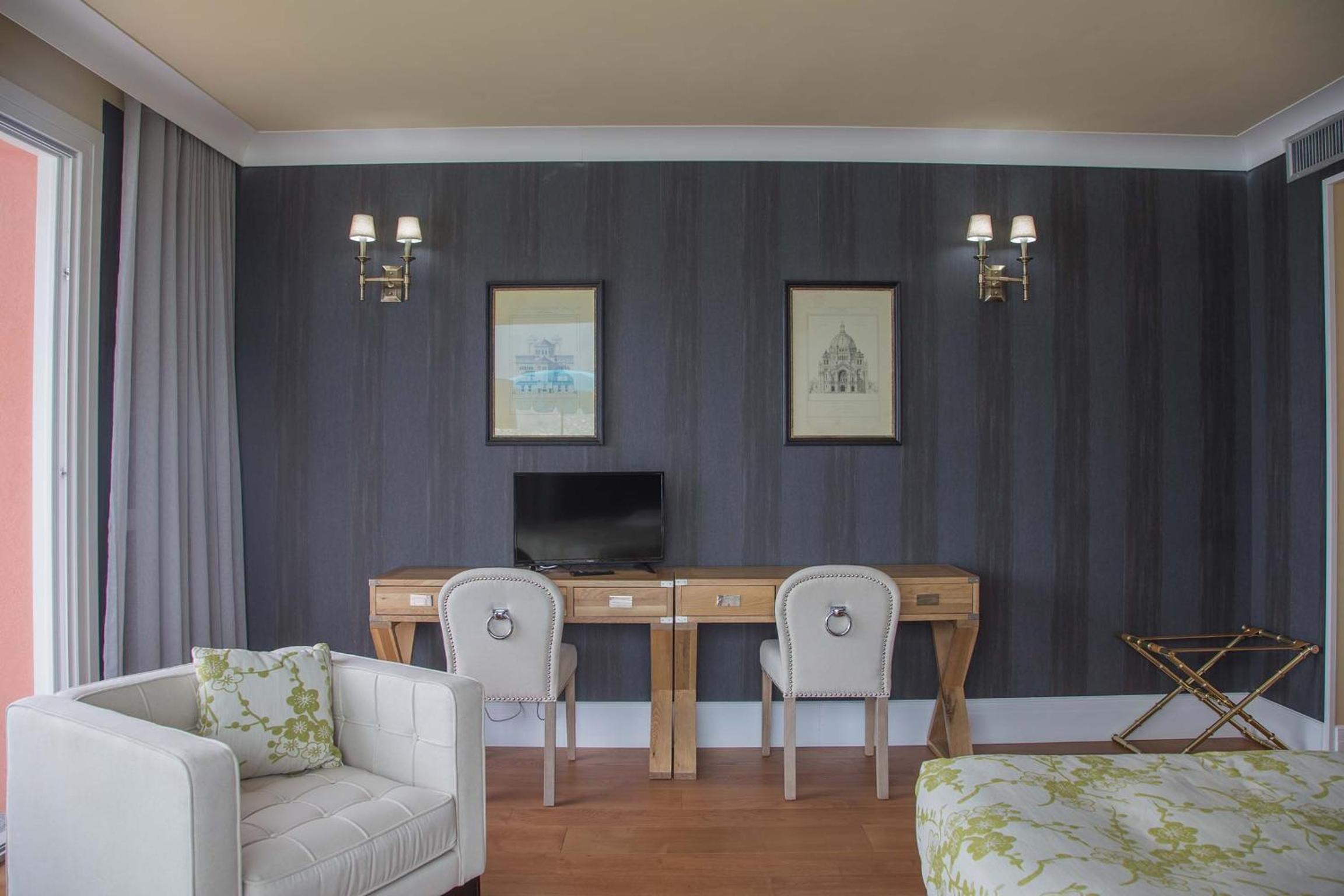 Suite with Terrace and Lake View photo 3