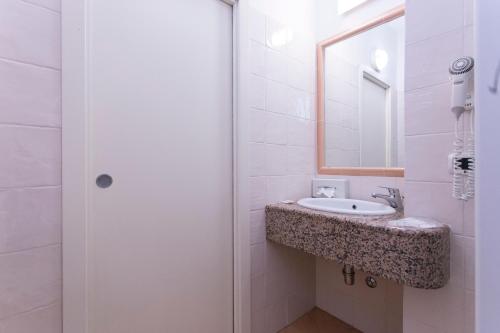 Large Double or Twin Room - Photo 5