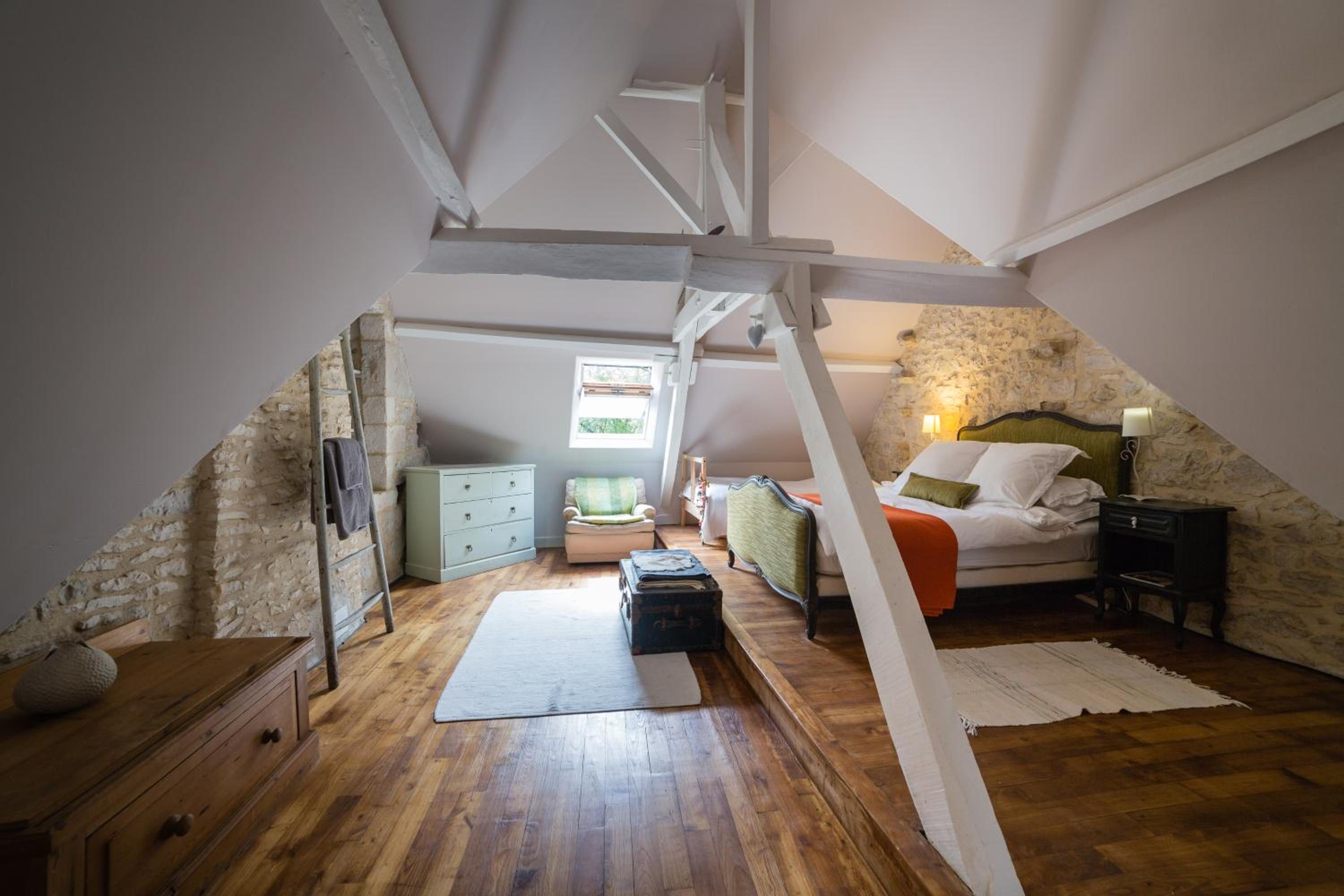 Deluxe Double Room (2 Adults + 1 Child)