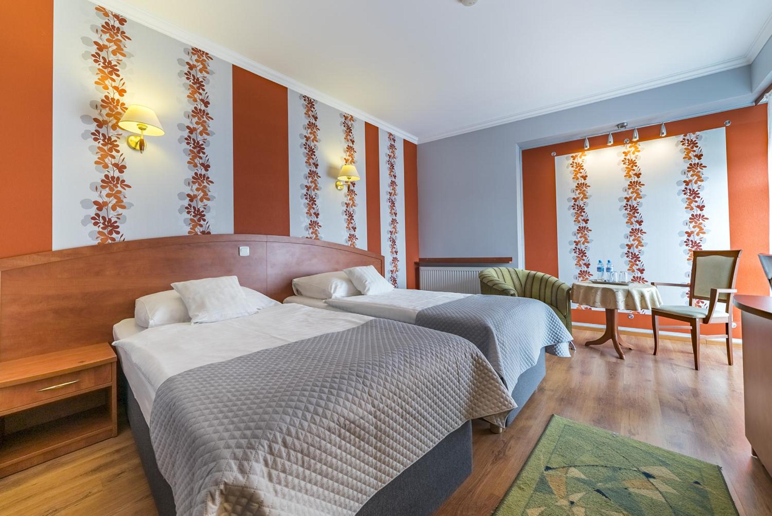 Large Twin Room - Photo 9