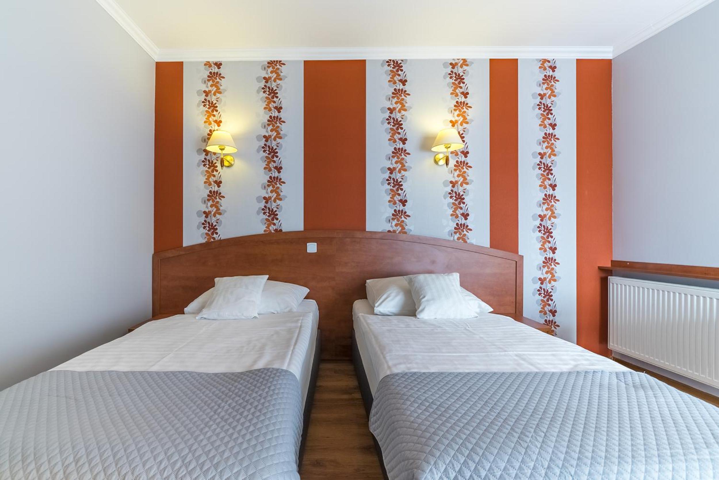 Large Twin Room - Photo 4