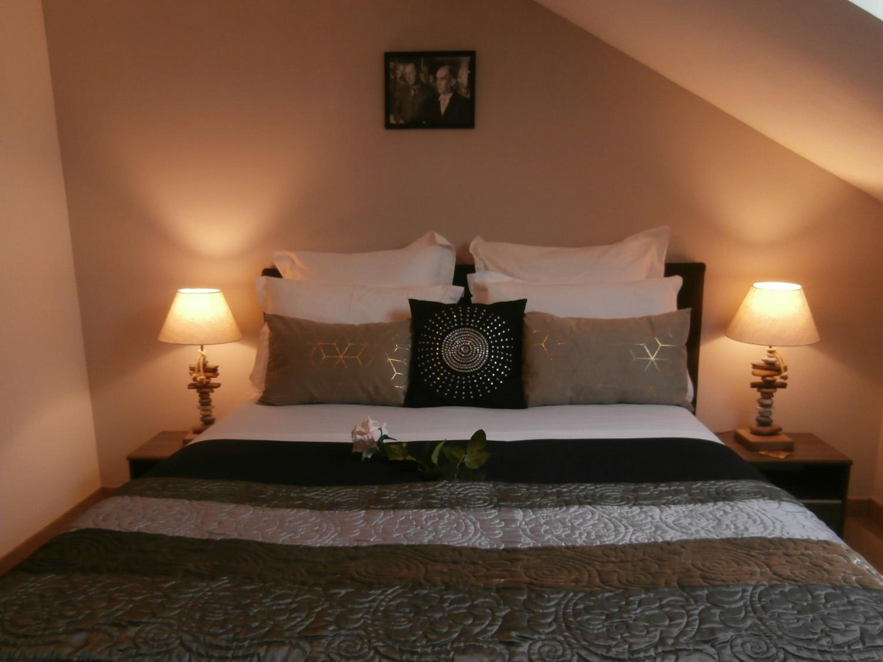 One-Bedroom Apartment - Photo 2