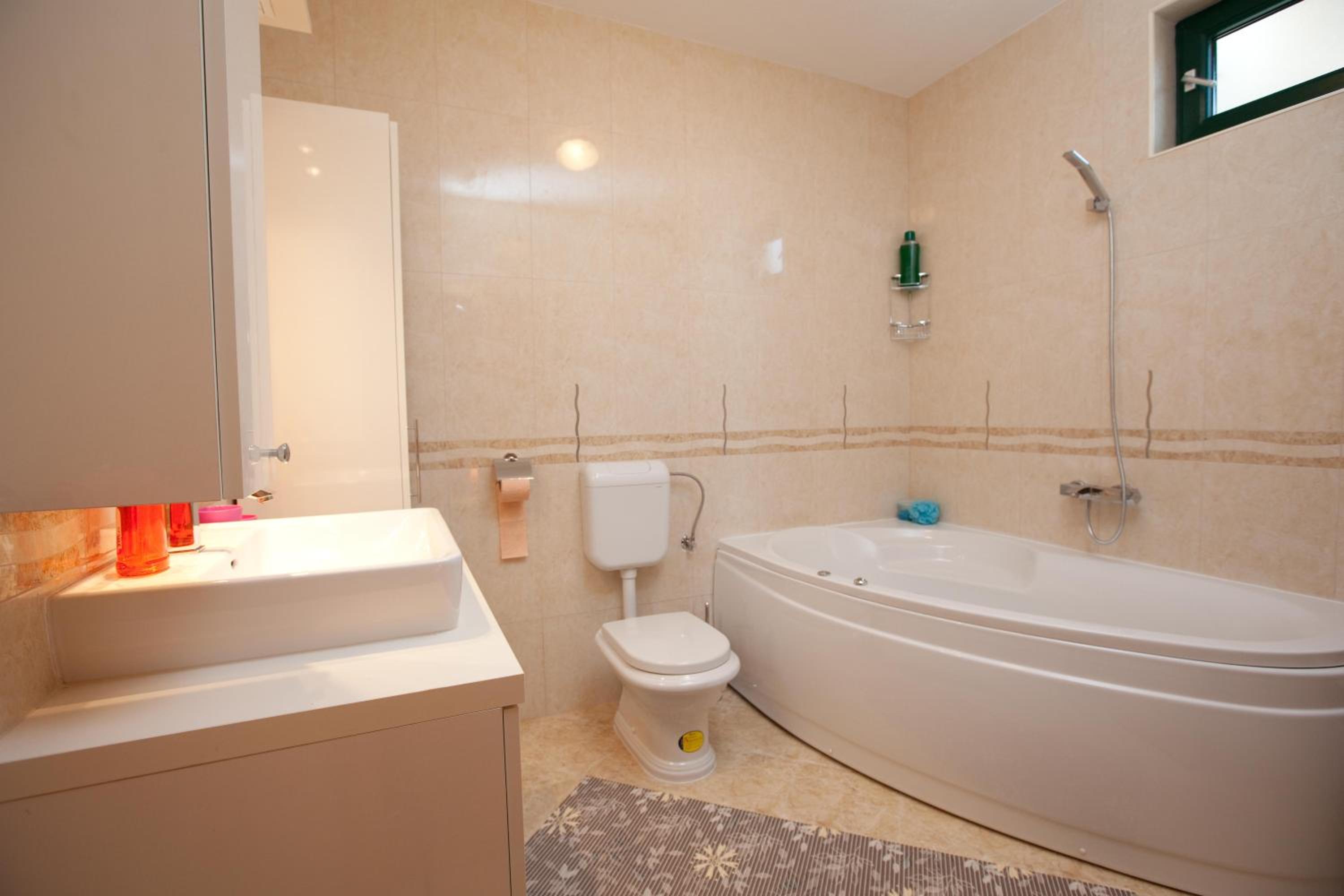 Luxury One-Bedroom Apartment with Terrace and Sea View