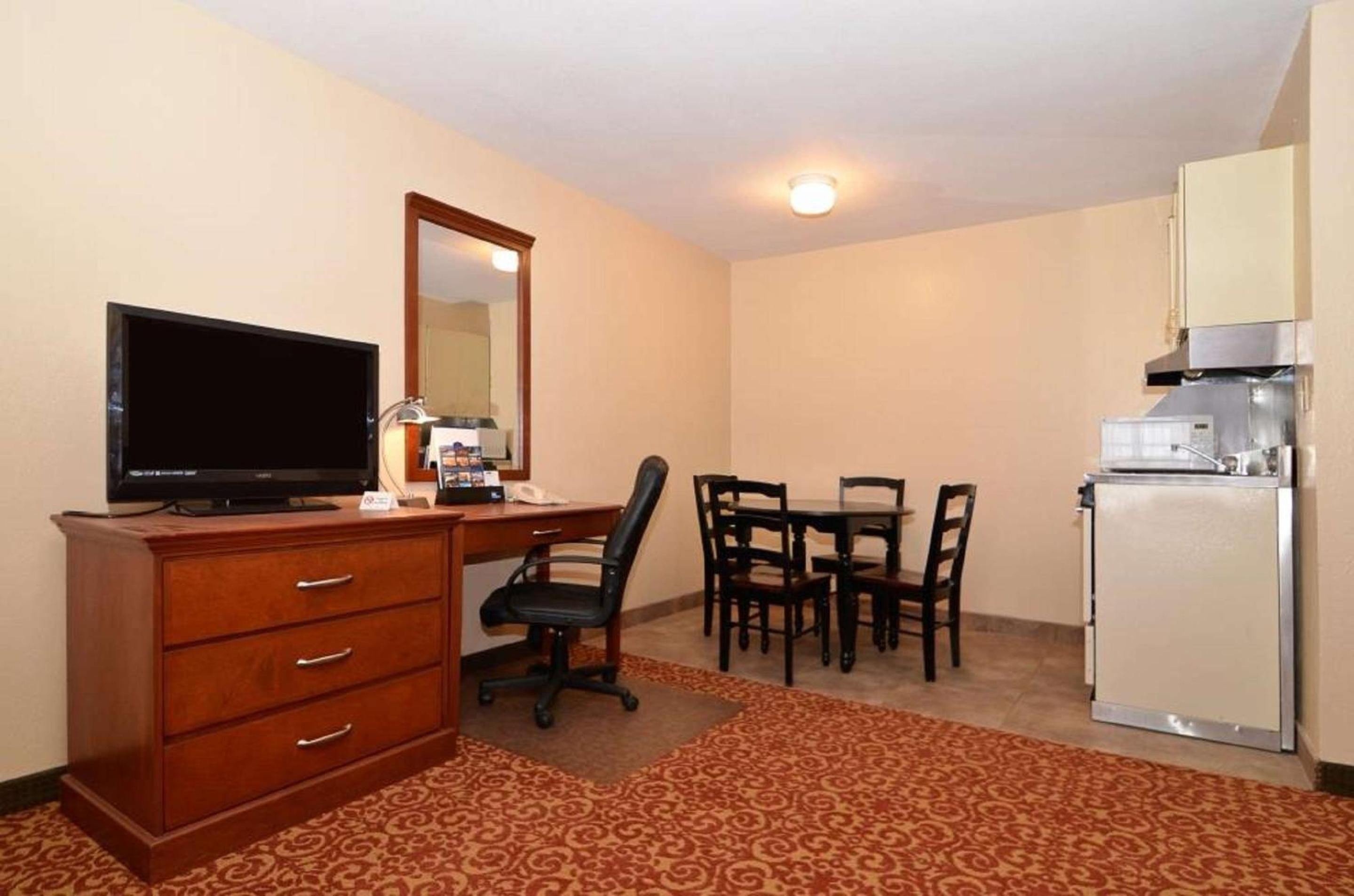 Queen Room with Two Queen Beds and Kitchenette