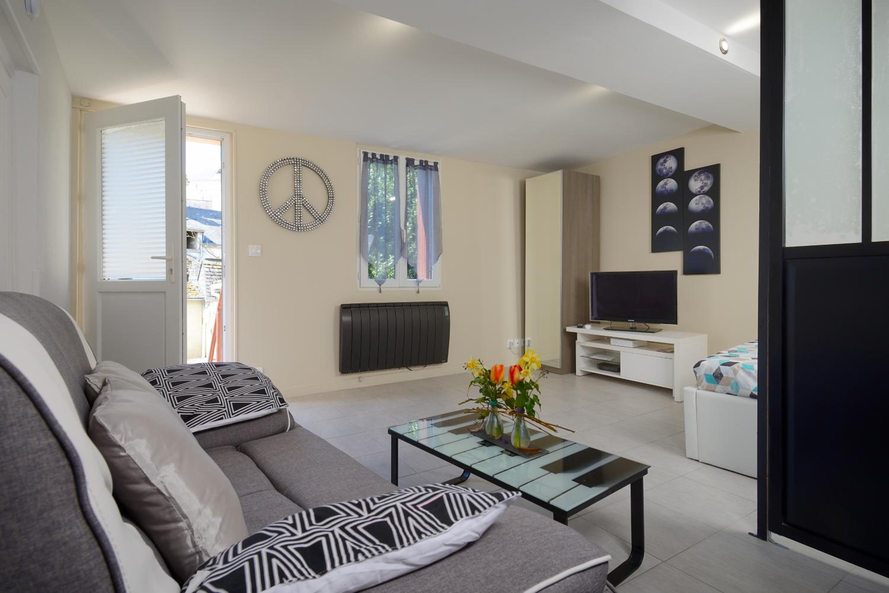 Apartment with Terrace - Photo 3