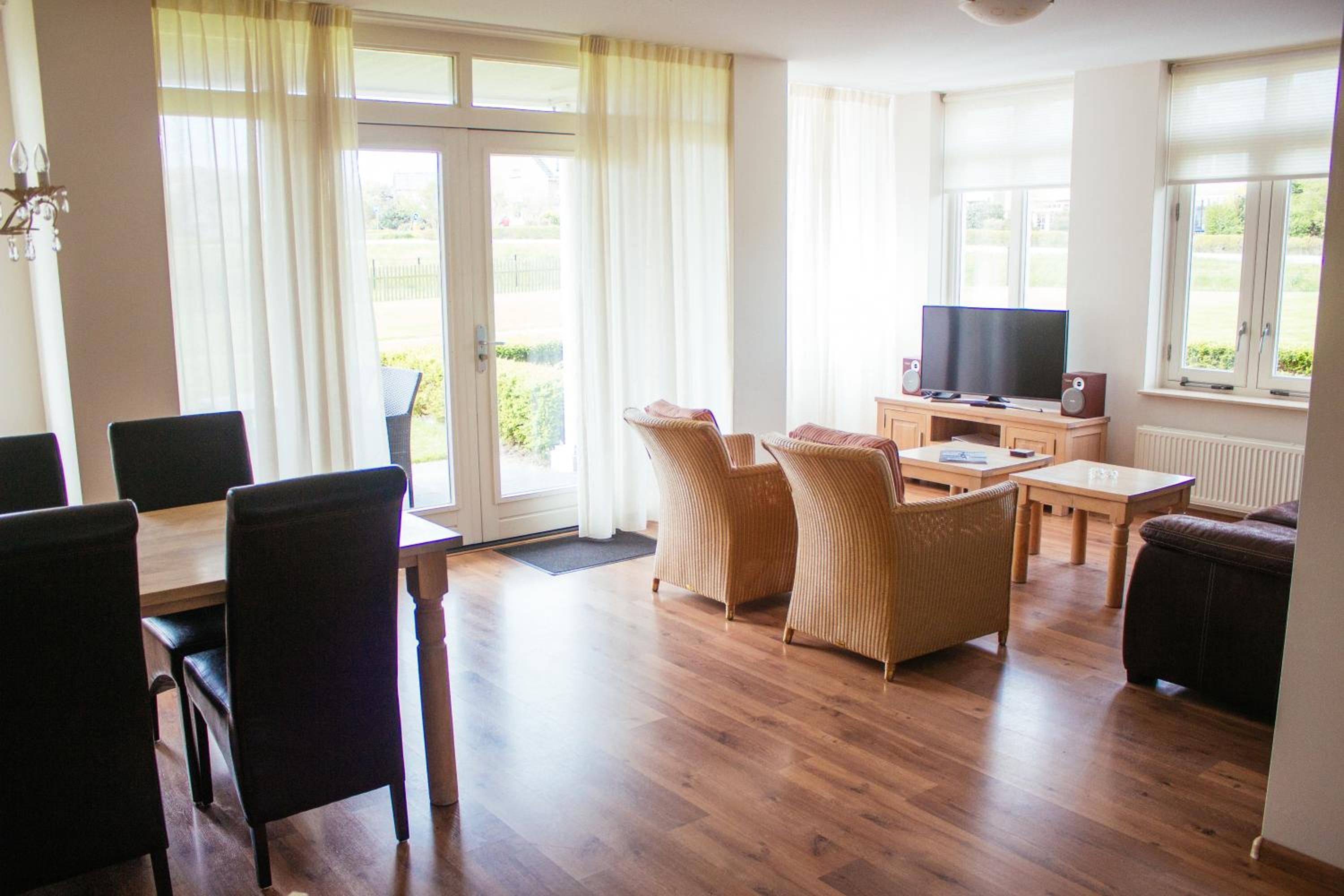 Deluxe One-Bedroom Apartment