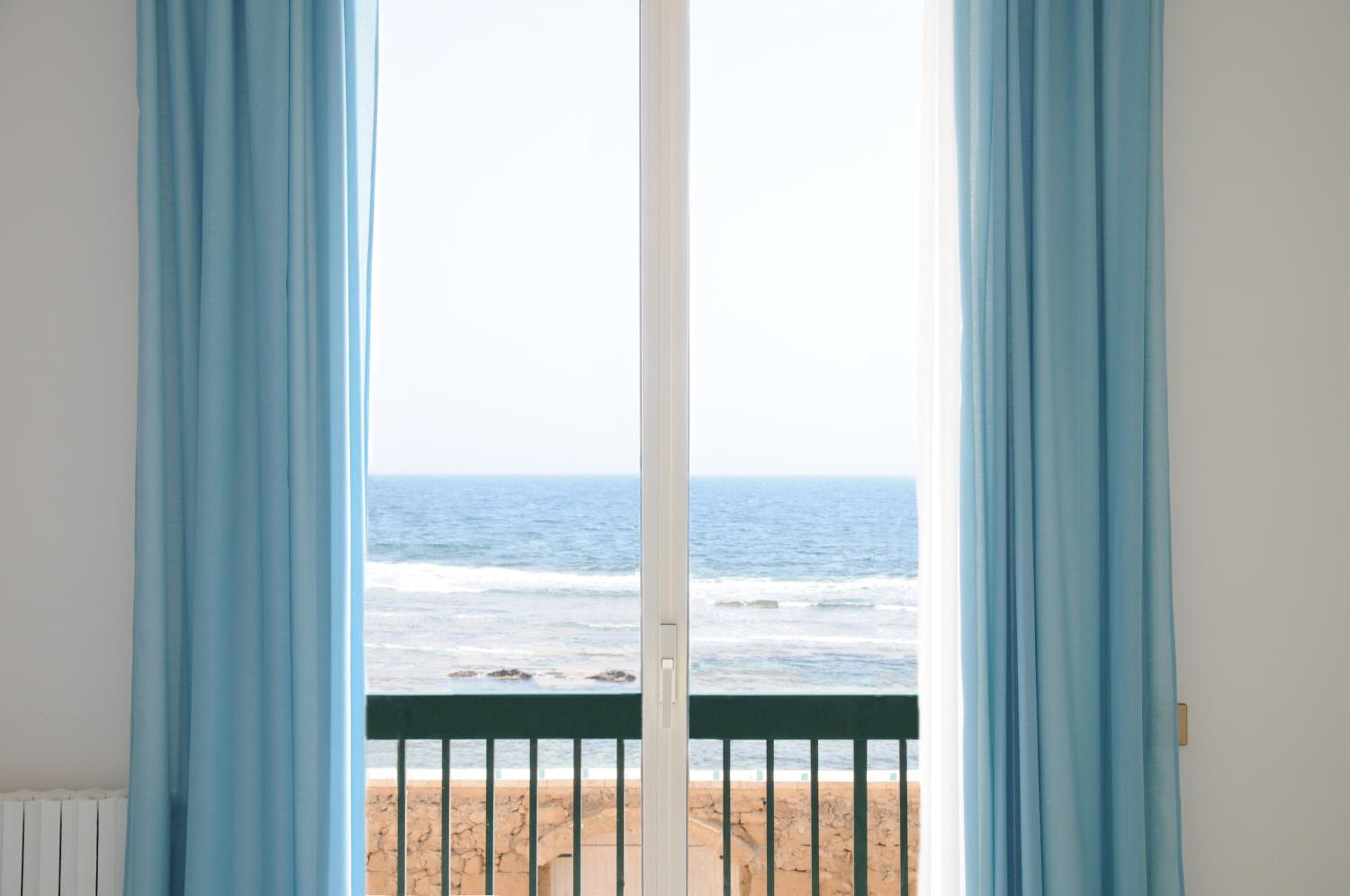 Double Room with Balcony and Sea View - Photo 10