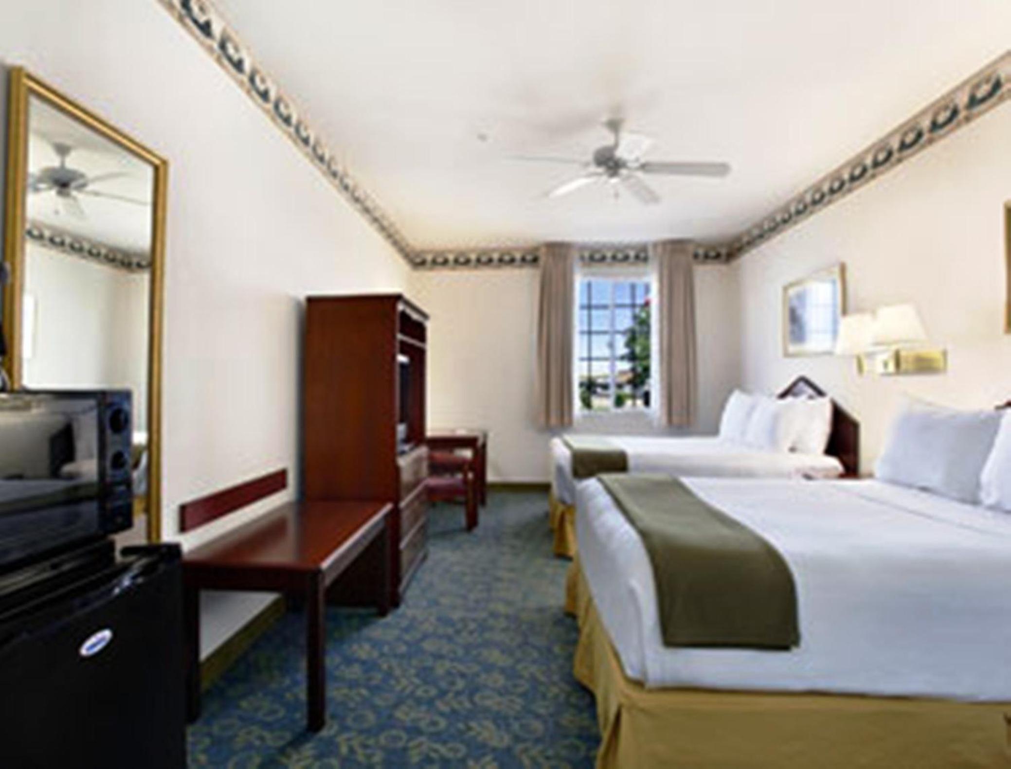 Queen Room with Two Queen Beds - Non-Smoking photo 1