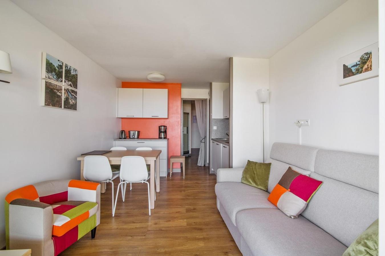 Select One-Bedroom Apartment (4 People)