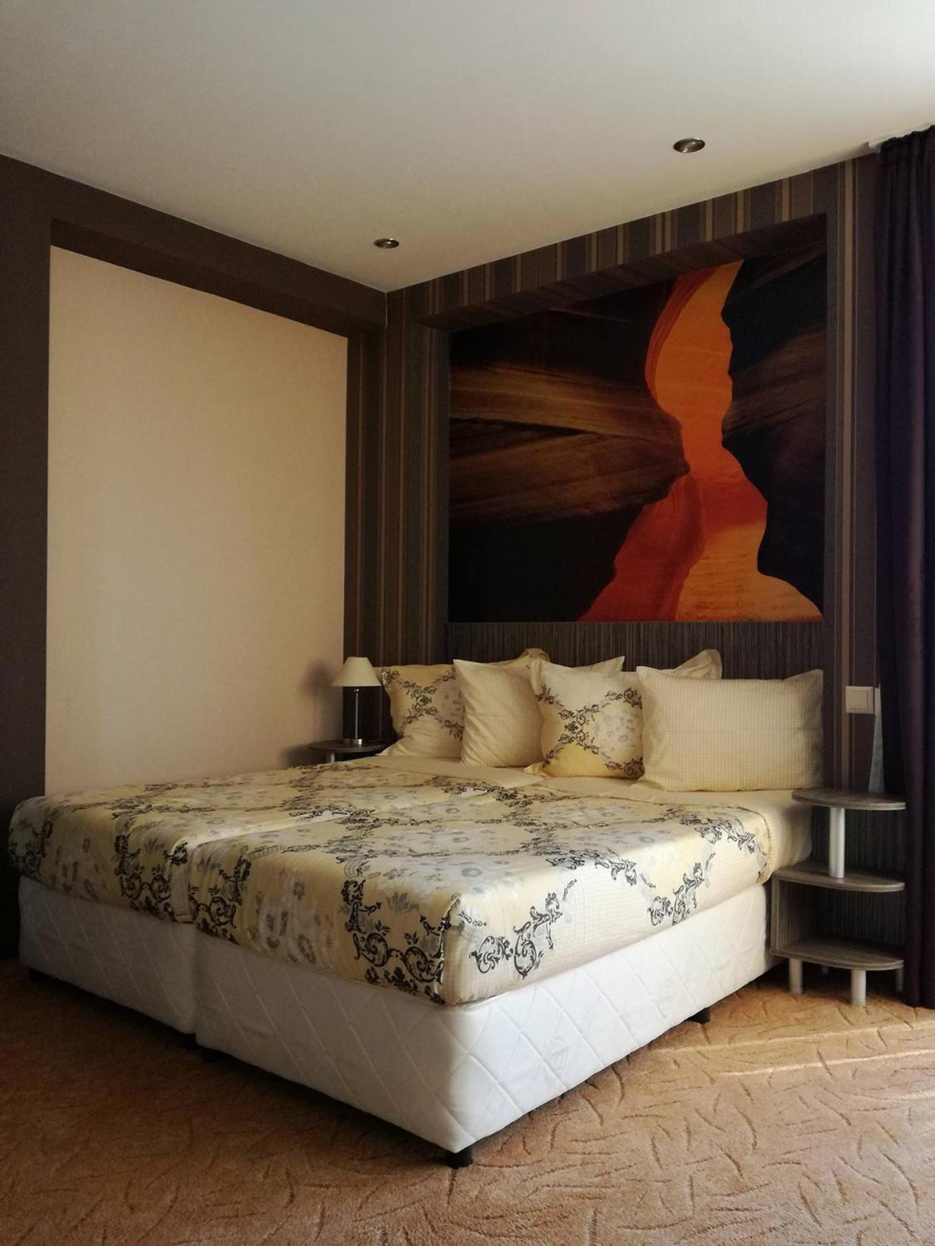 Standard Family Room - Photo 7