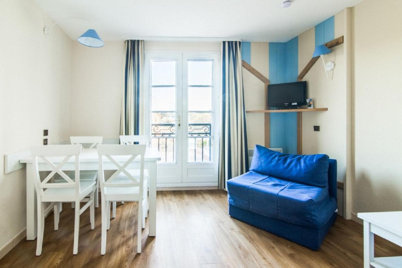 Select Studio (4 People)