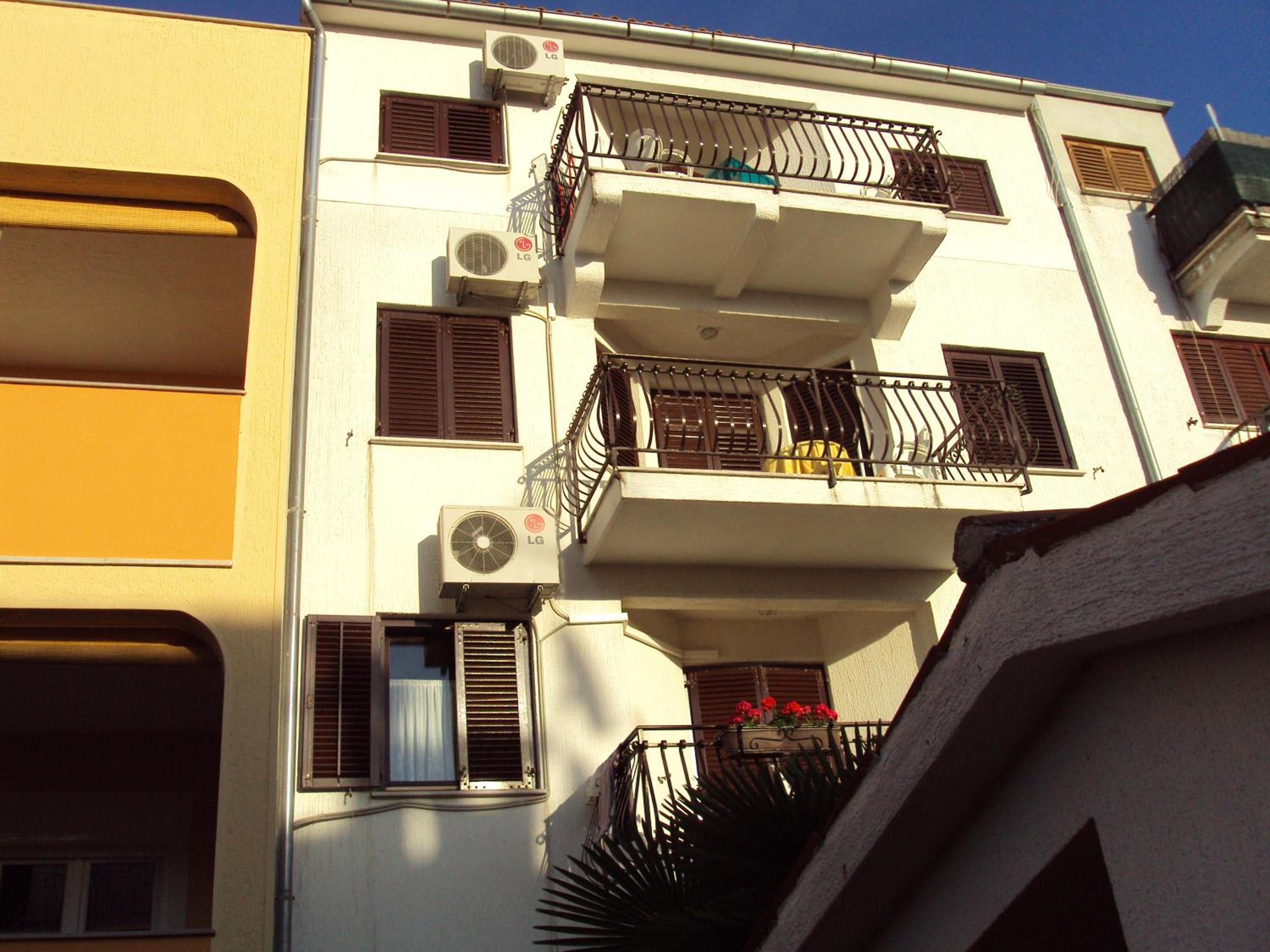 One-Bedroom Apartment with Balcony and Garden View photo 3