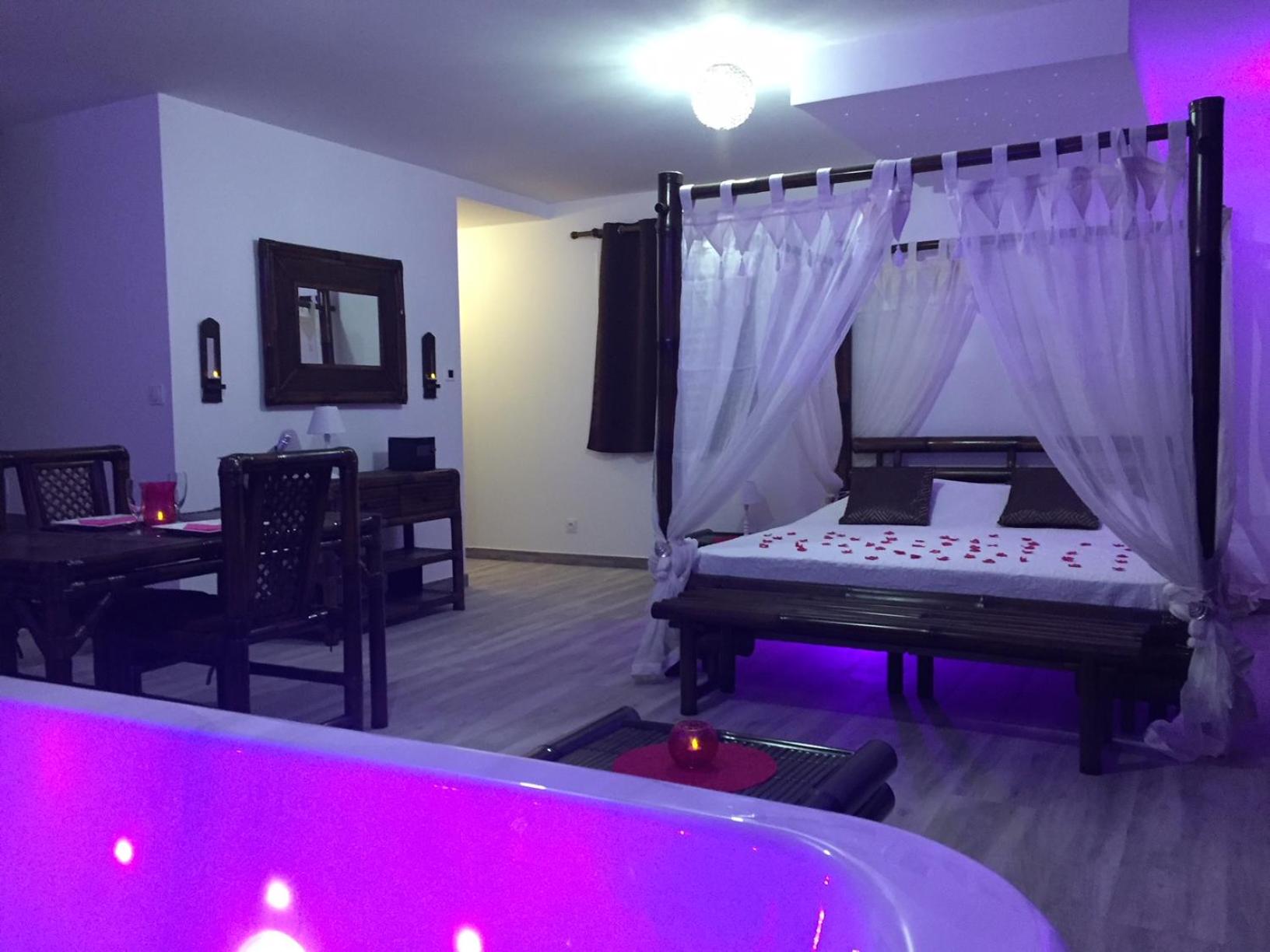 Suite with Hot Tub photo 3